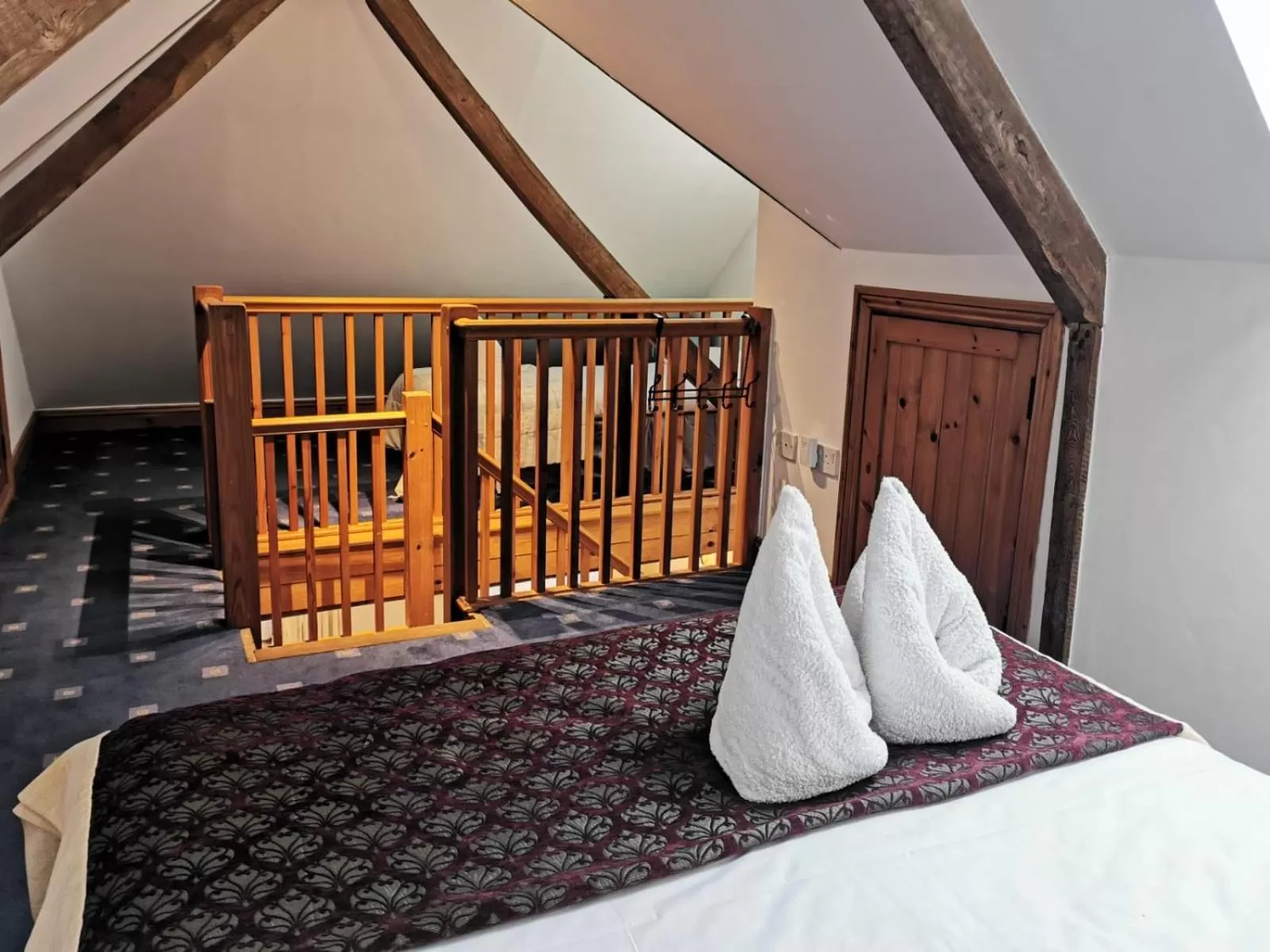 Bedroom, Bed in The Compasses Inn