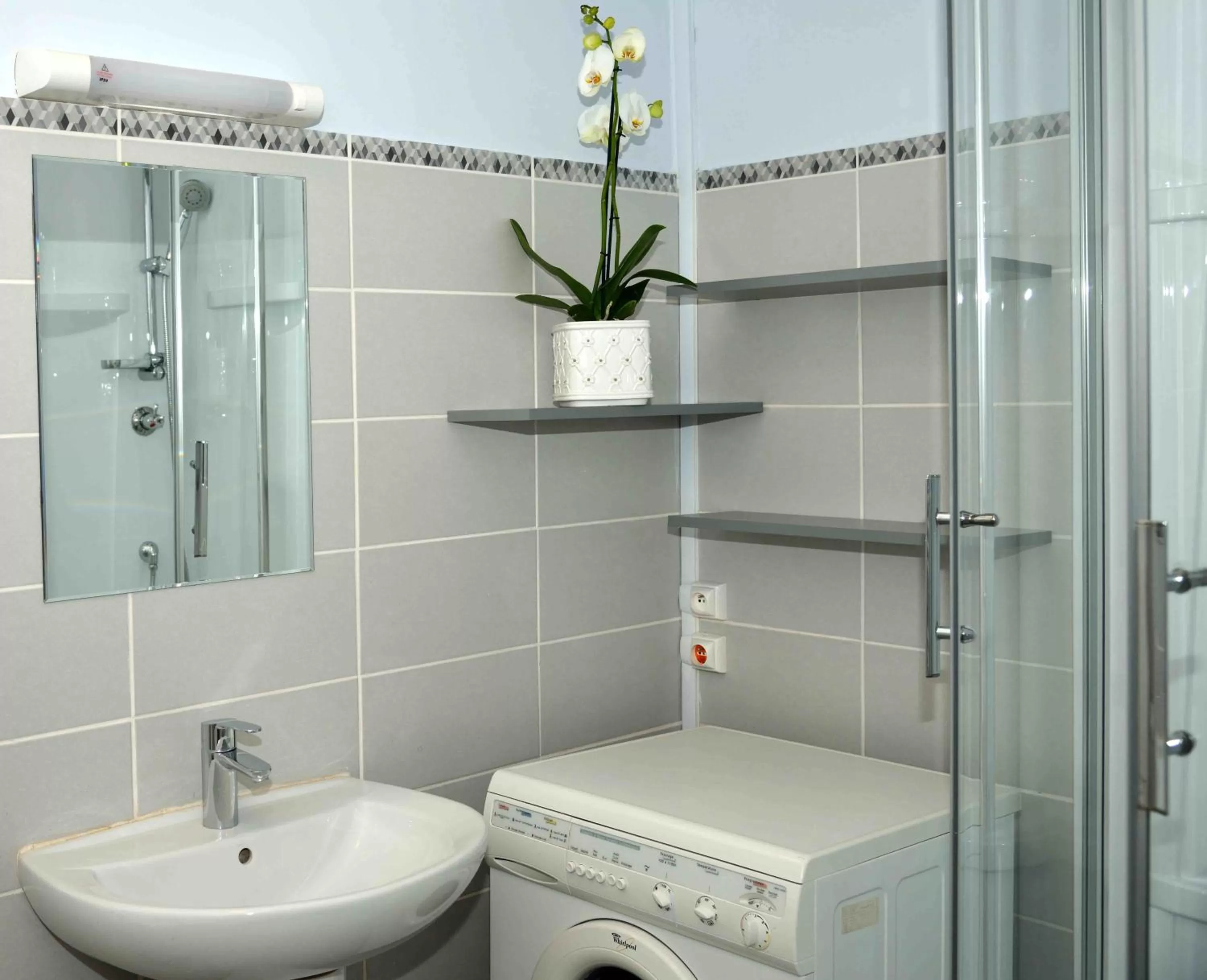 Bathroom in Apparthotel Douai Gare