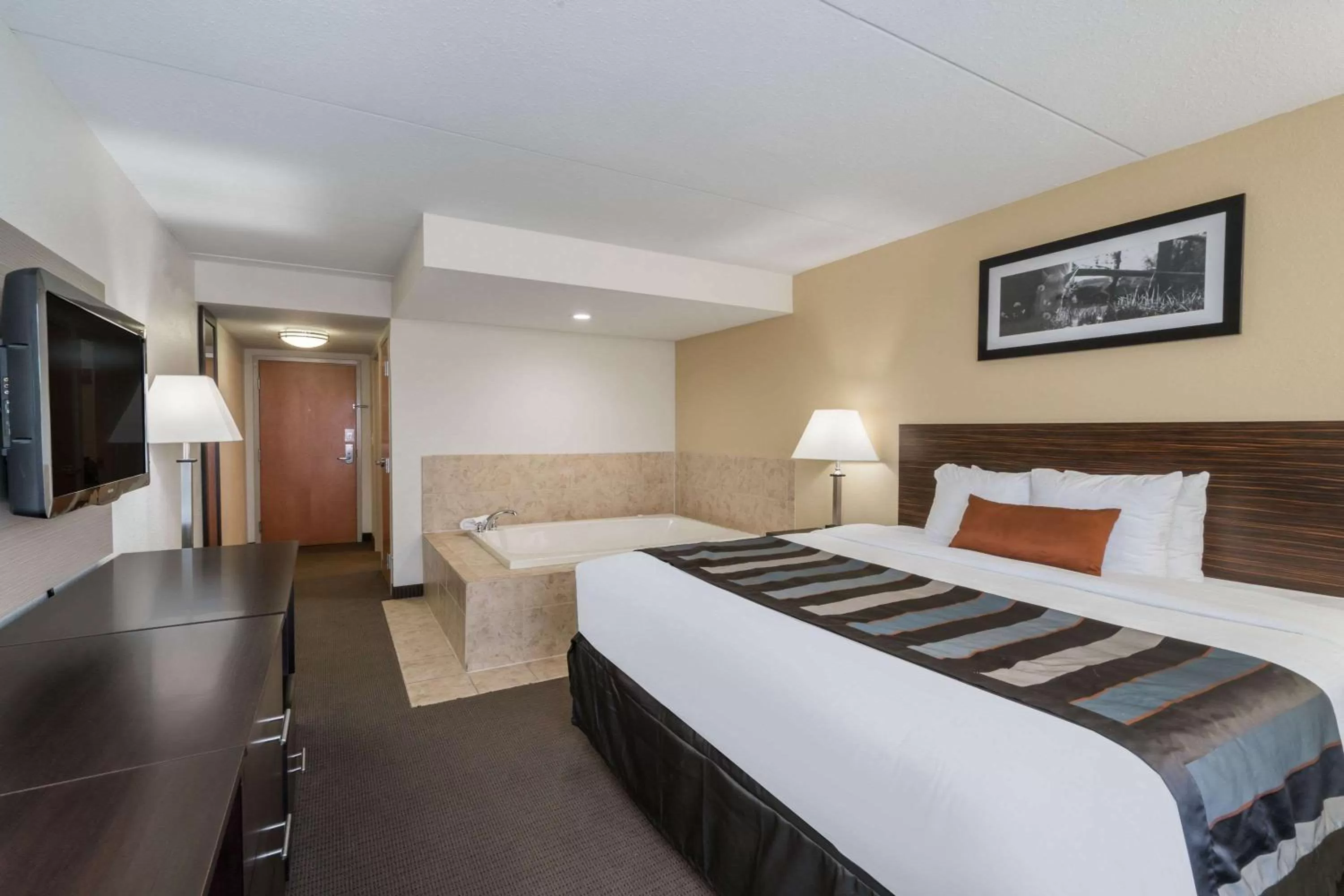 Photo of the whole room in Wingate by Wyndham Bowling Green