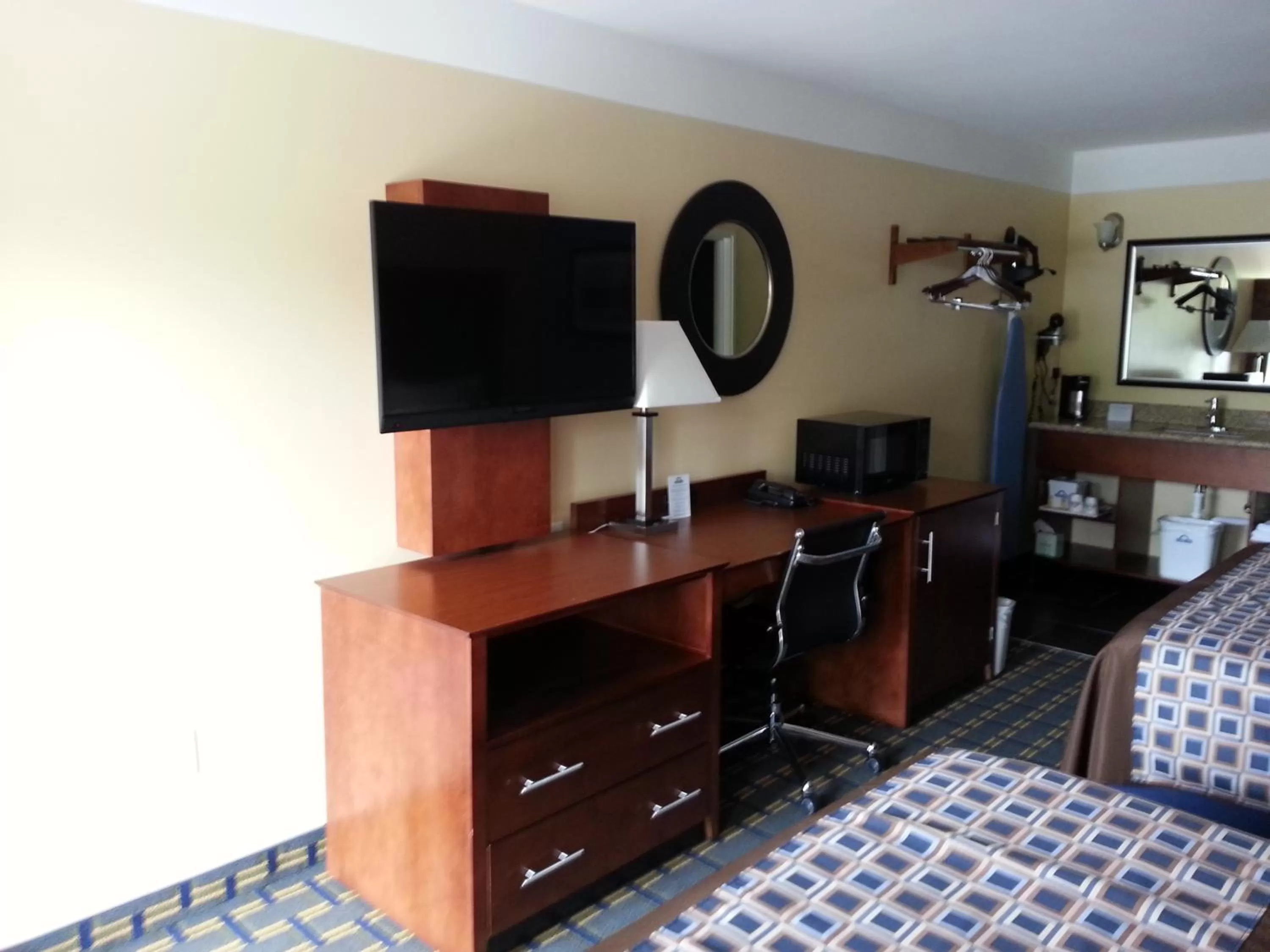 TV and multimedia in Days Inn by Wyndham Fultondale