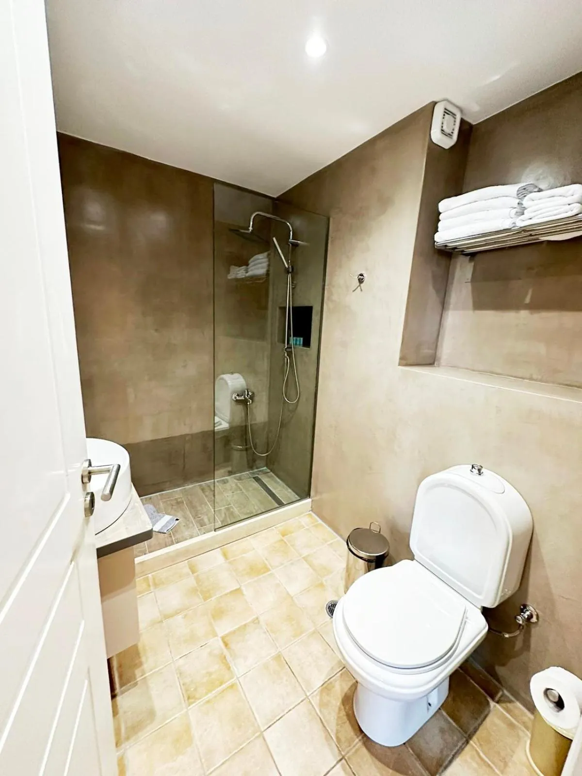 Shower in Faedra Beach