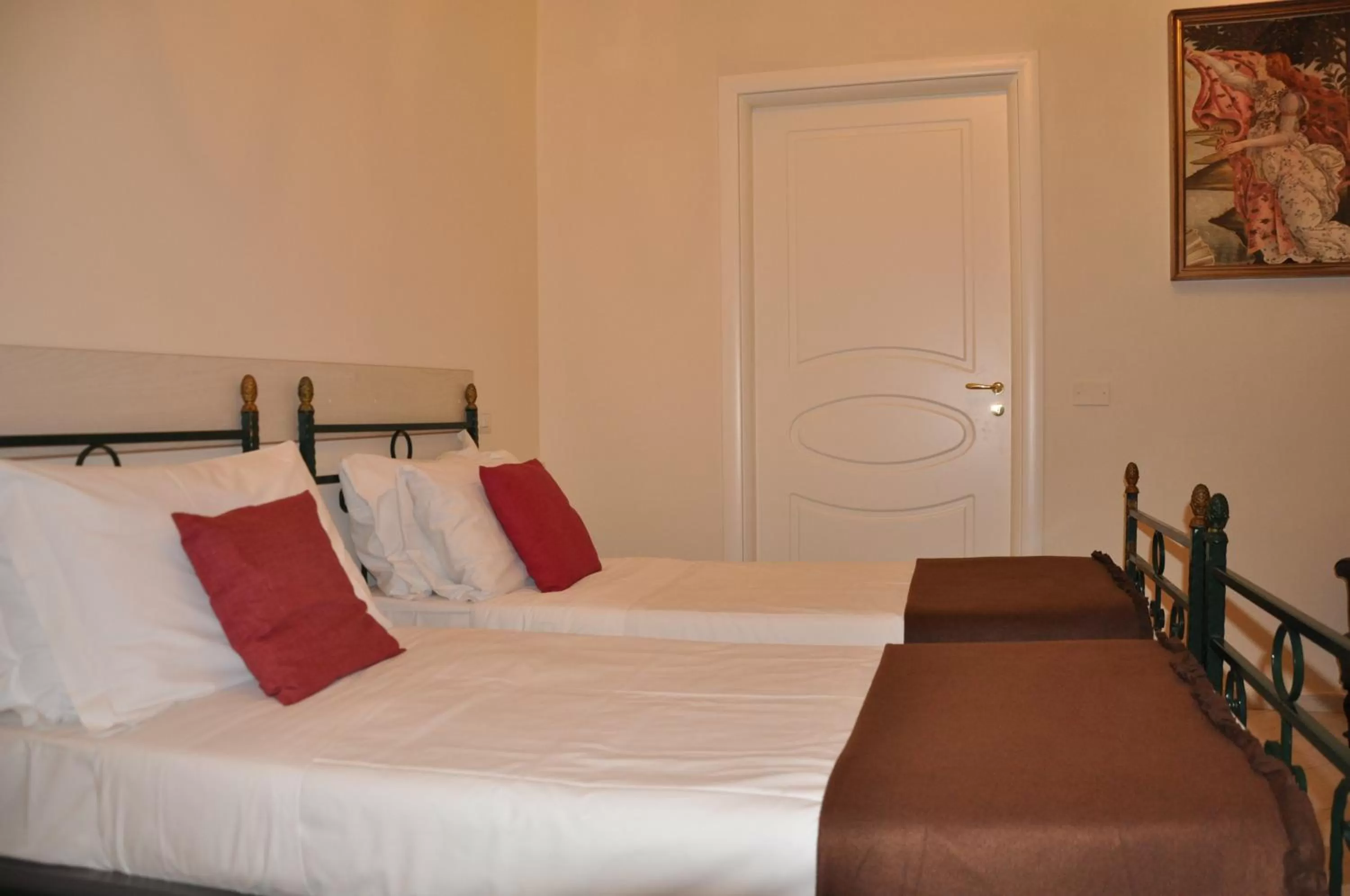 Photo of the whole room, Bed in Domus Borbonica