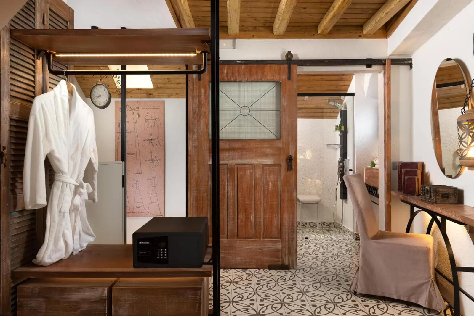 TV and multimedia in Elakati Luxury Boutique Hotel - Adults Only