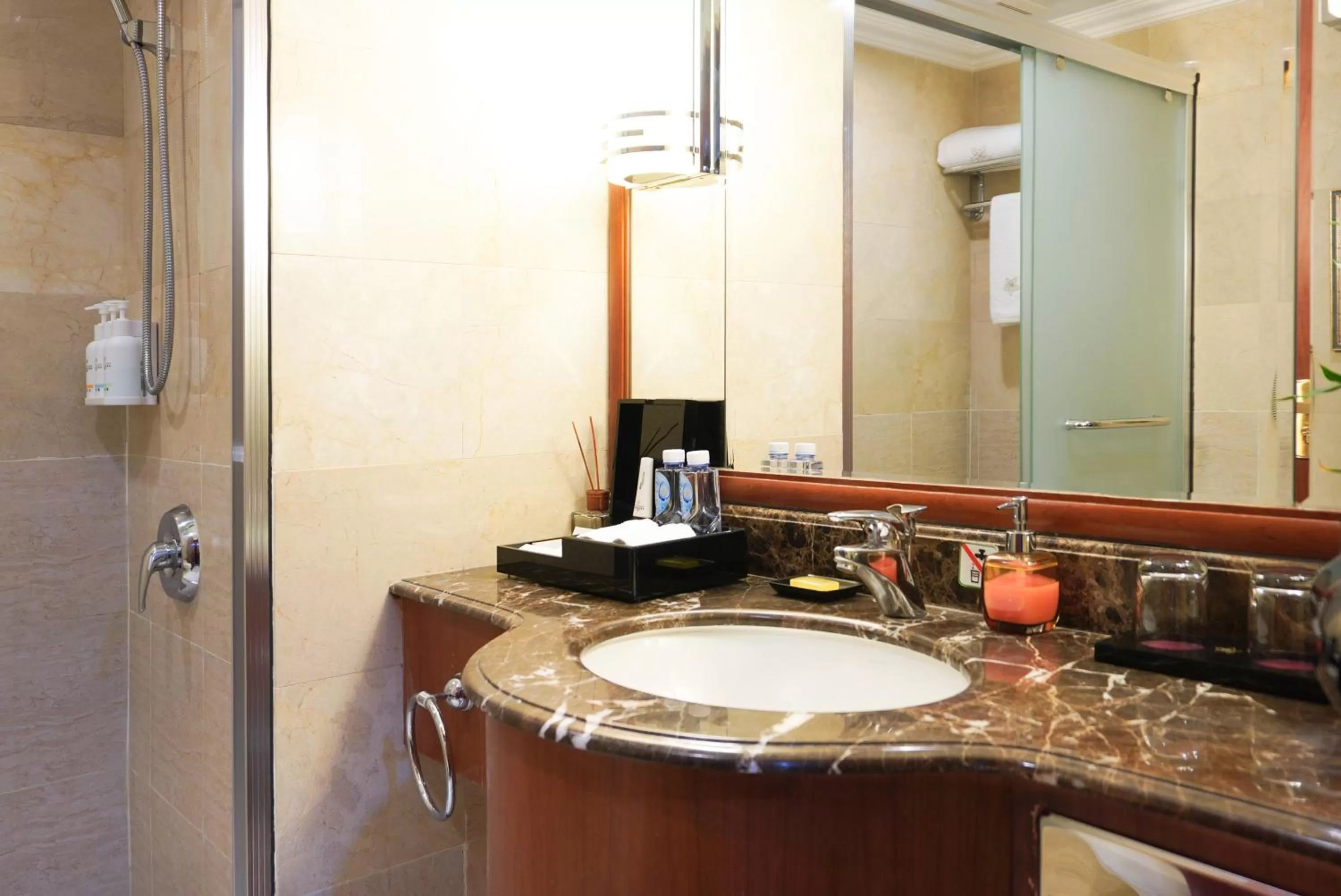 Toilet in The Pavilion Hotel Shenzhen (Huaqiang NorthBusiness Zone)
