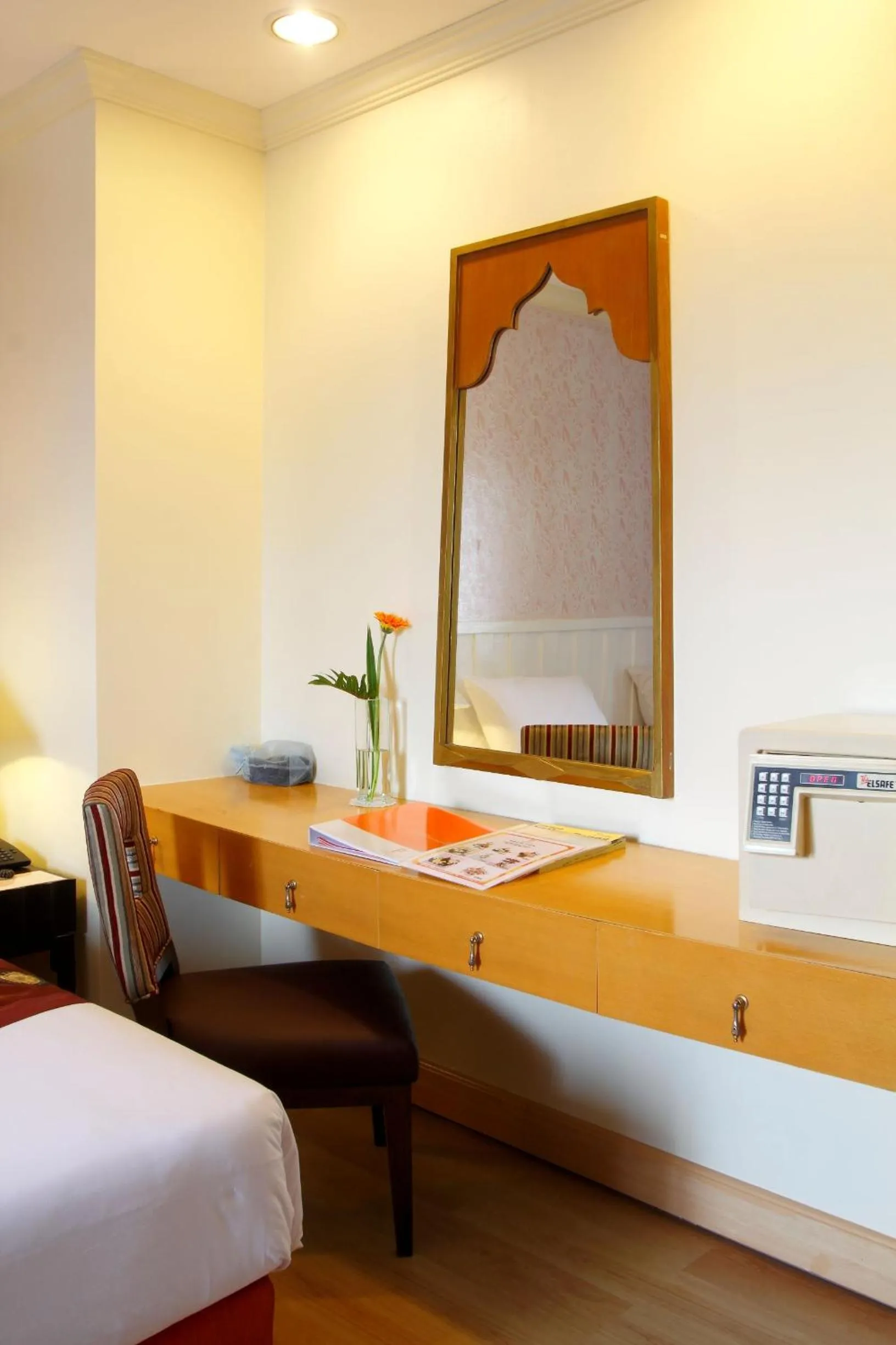 hair dresser, Bed in Princeton Bangkok