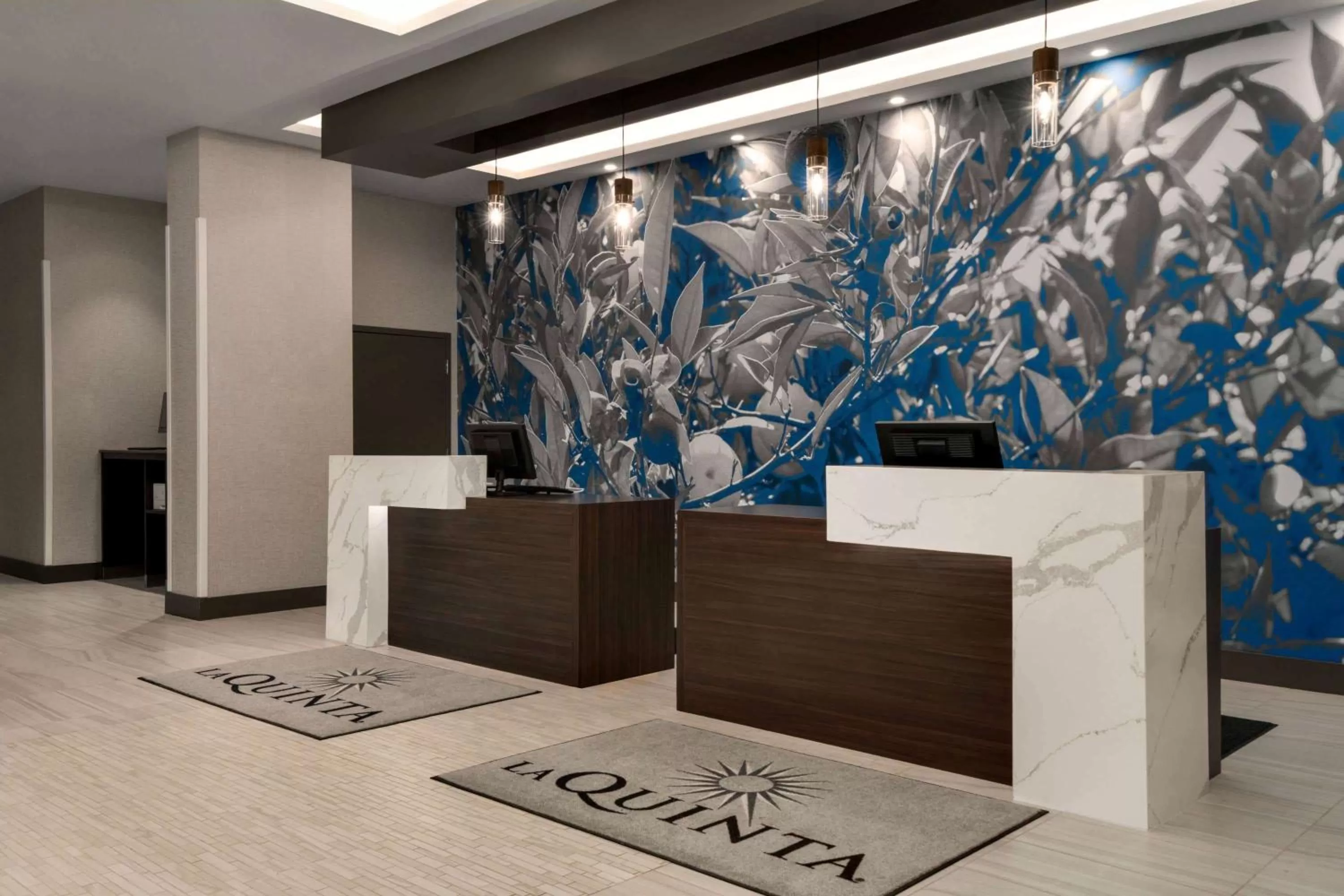 Lobby or reception in La Quinta Inn & Suites by Wyndham Orlando I-Drive Theme Parks