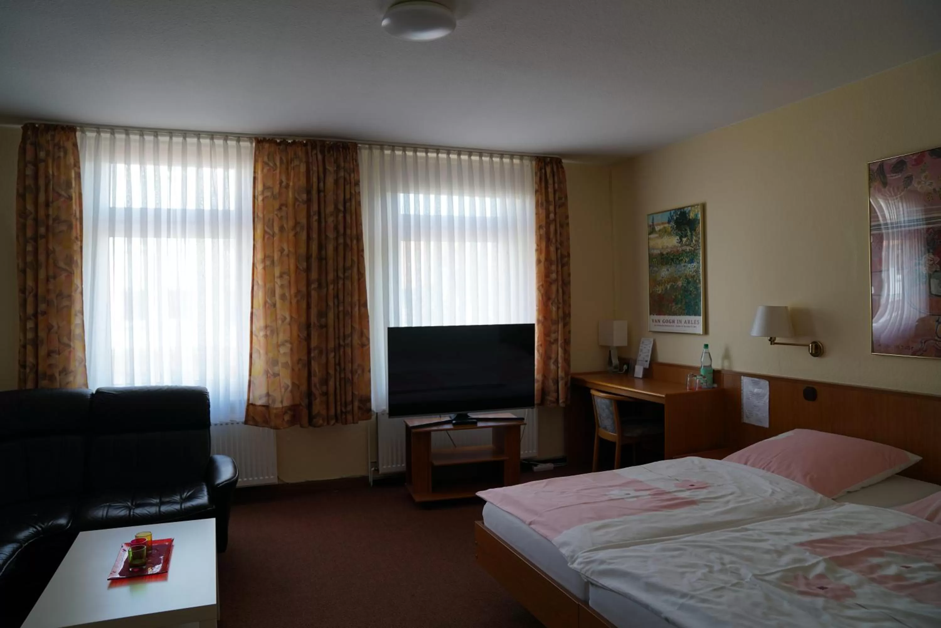 Photo of the whole room, Bed in Hotel zum Grafen Hallermunt