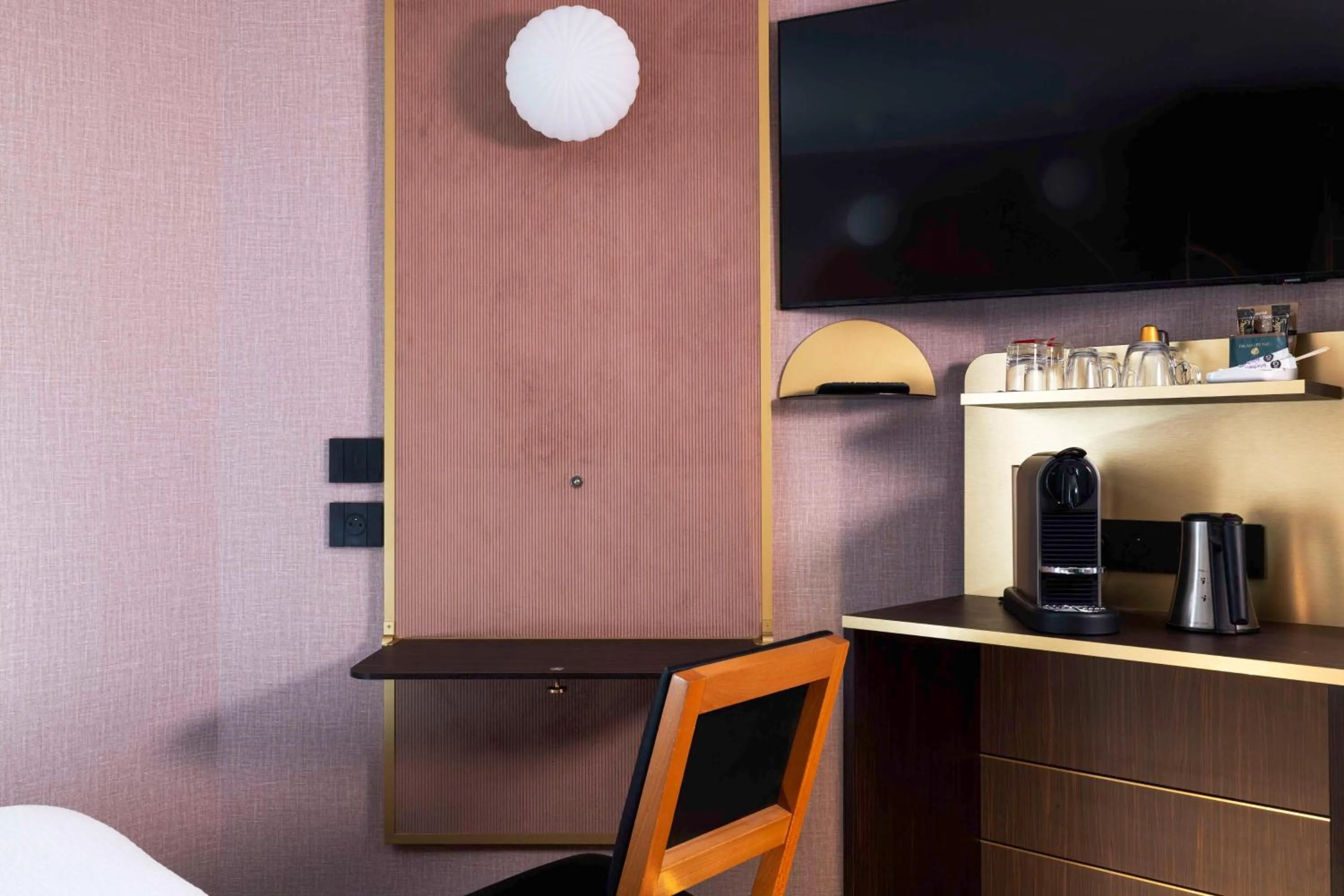 Coffee/tea facilities in Best Western Bretagne Montparnasse