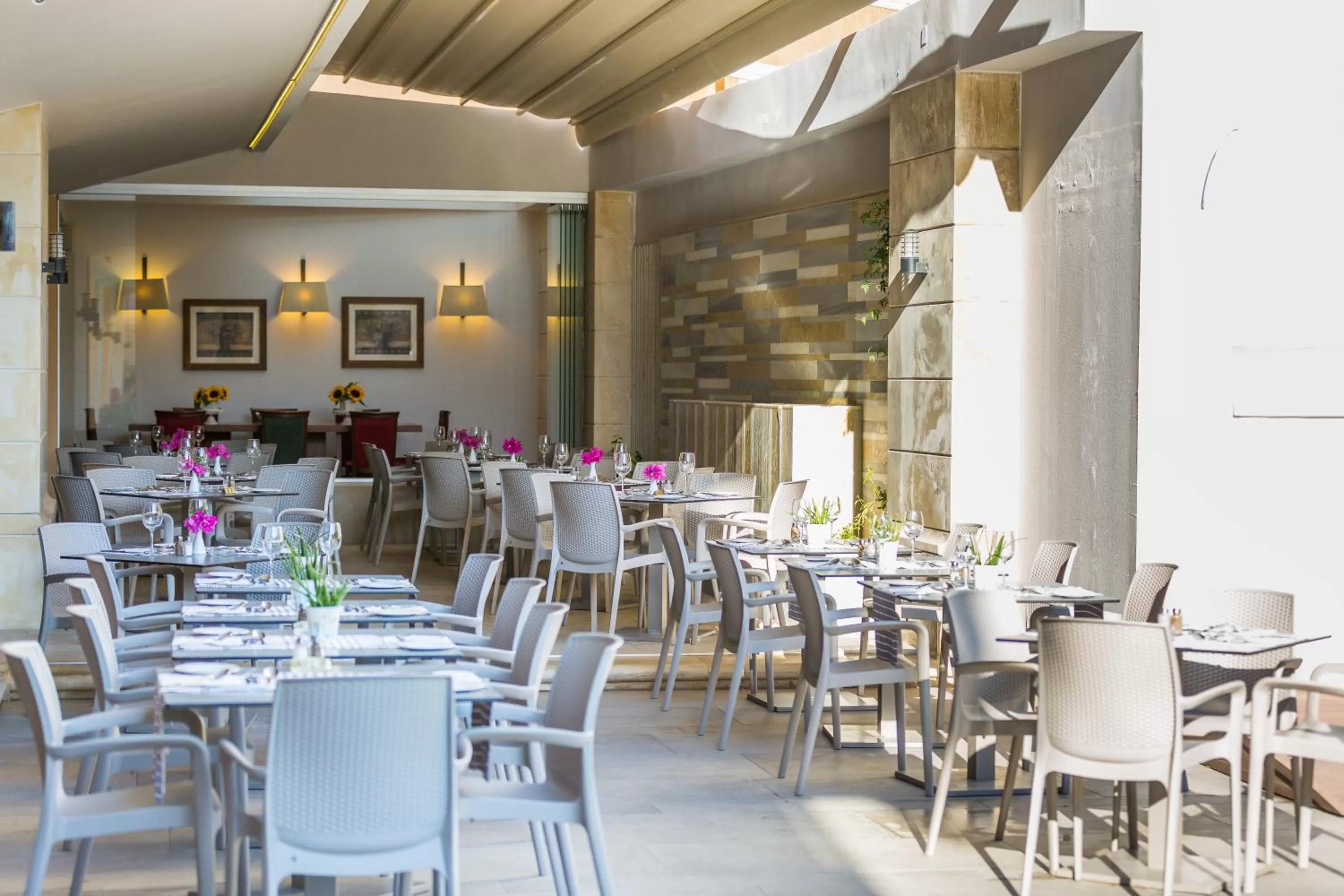 Restaurant/places to eat in Hotel Ideon