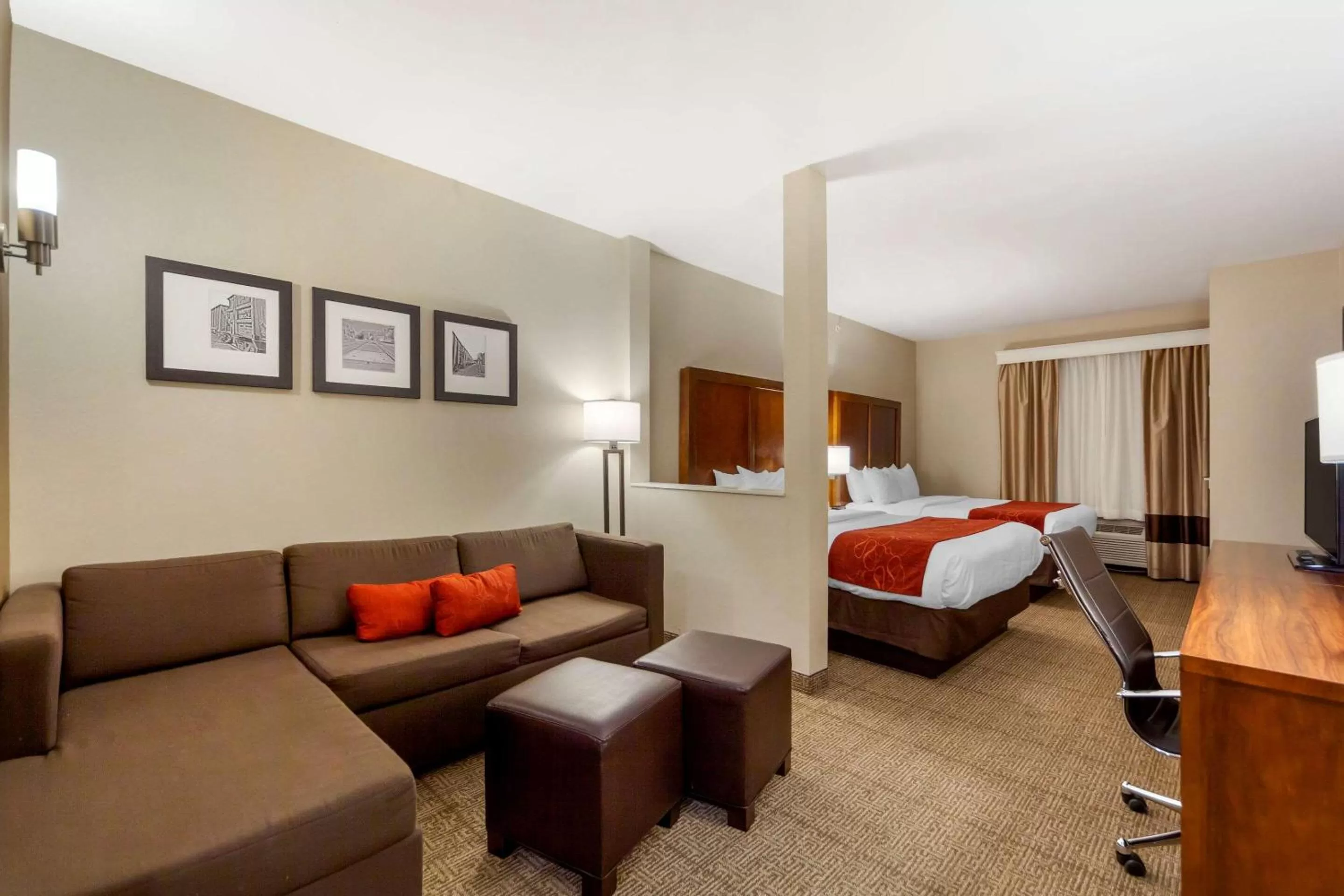 Bedroom, Bed in Comfort Suites