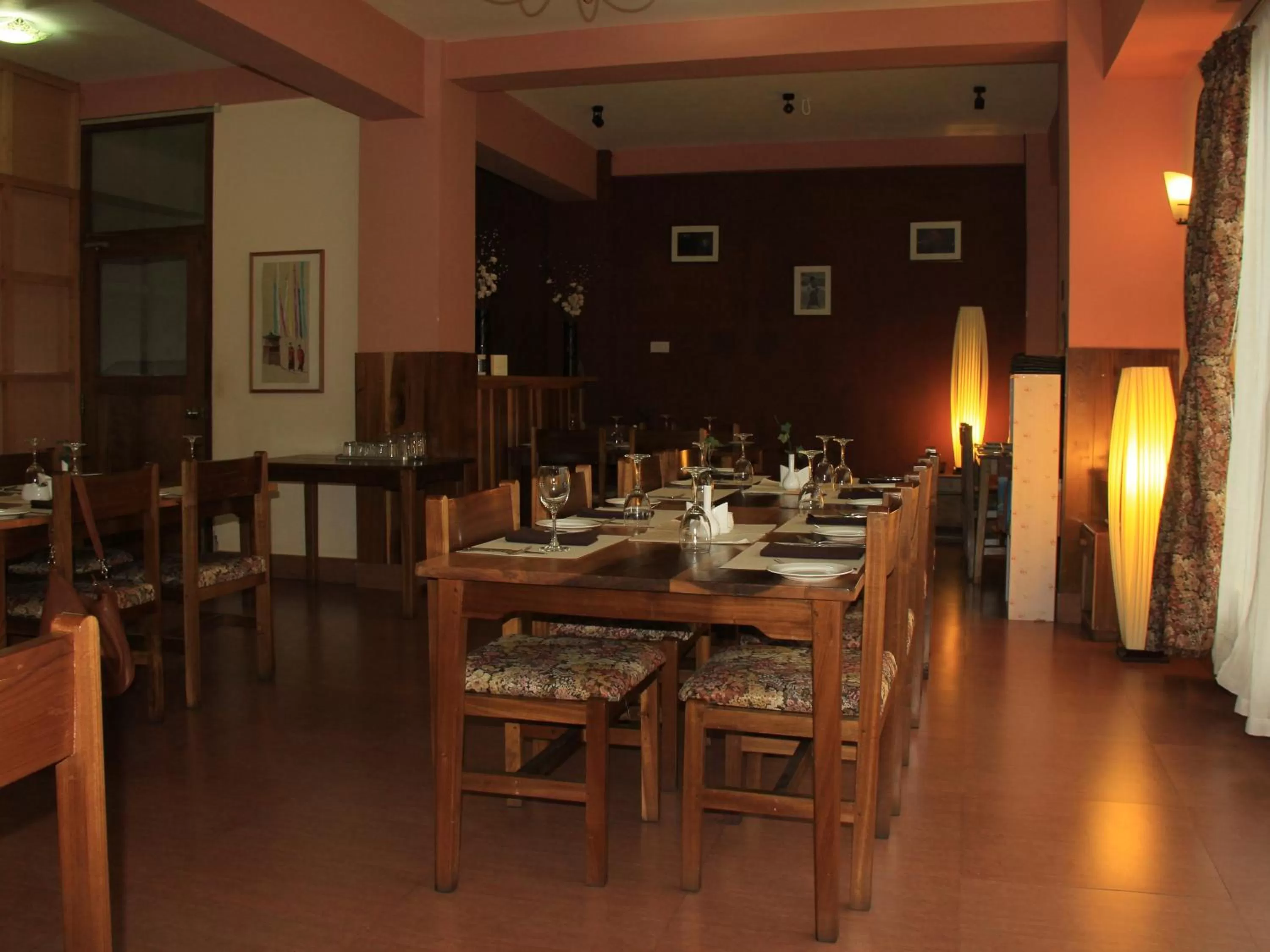 Restaurant/places to eat in Khamsum Inn