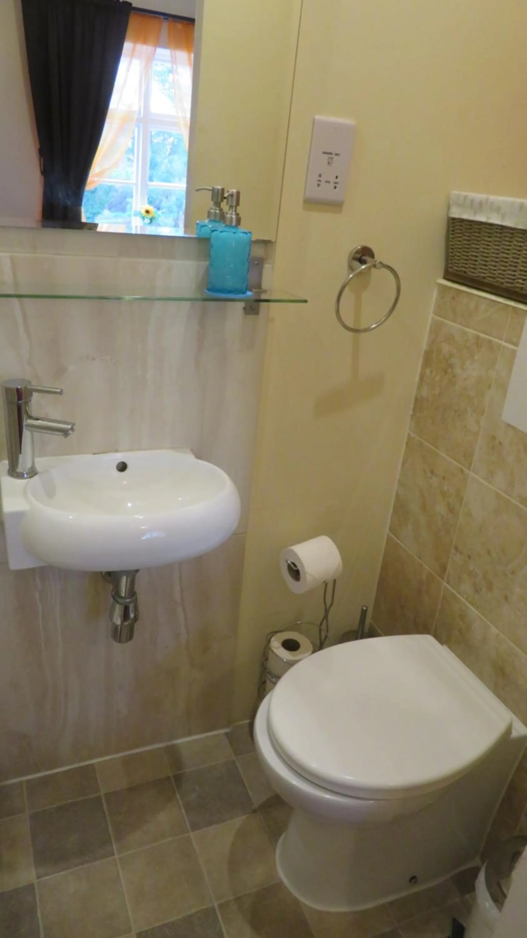 Bathroom in The Wheatsheaf