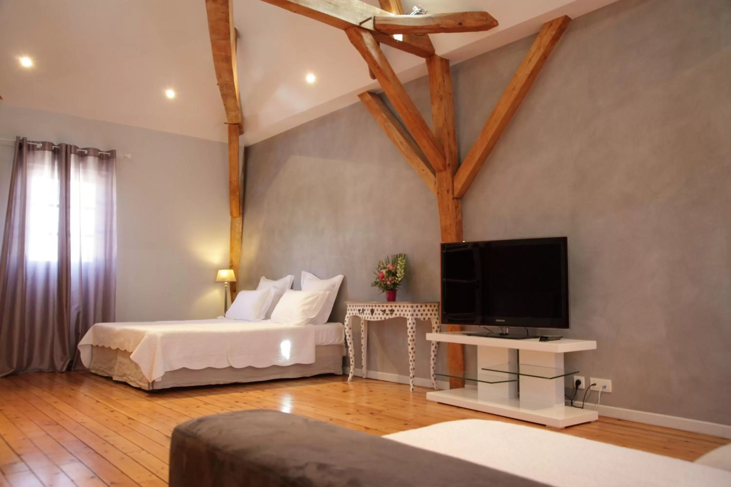 Living room, Bed in A la Fleur de Lys