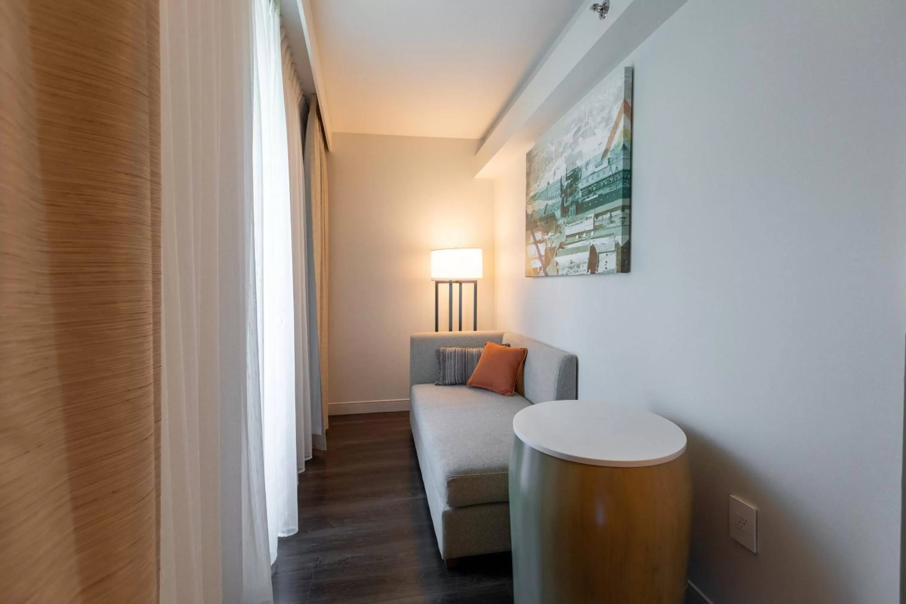 Photo of the whole room, Bed in Delta Hotels by Marriott Raleigh-Durham at Research Triangle Park