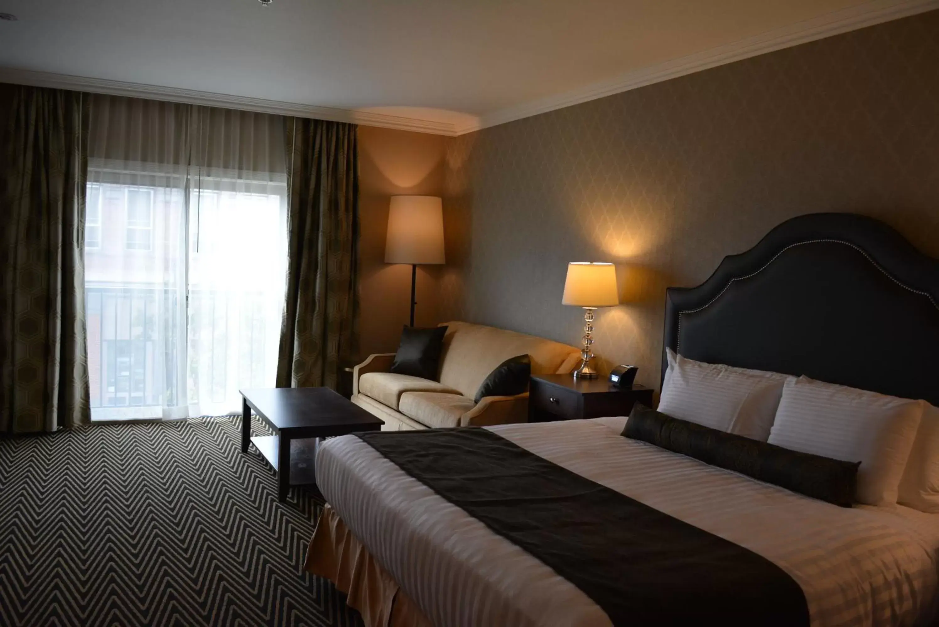 Grand Suite with King Bed in Majestic Inn and Spa Grand Suite with King Bed in Majestic Inn and Spa