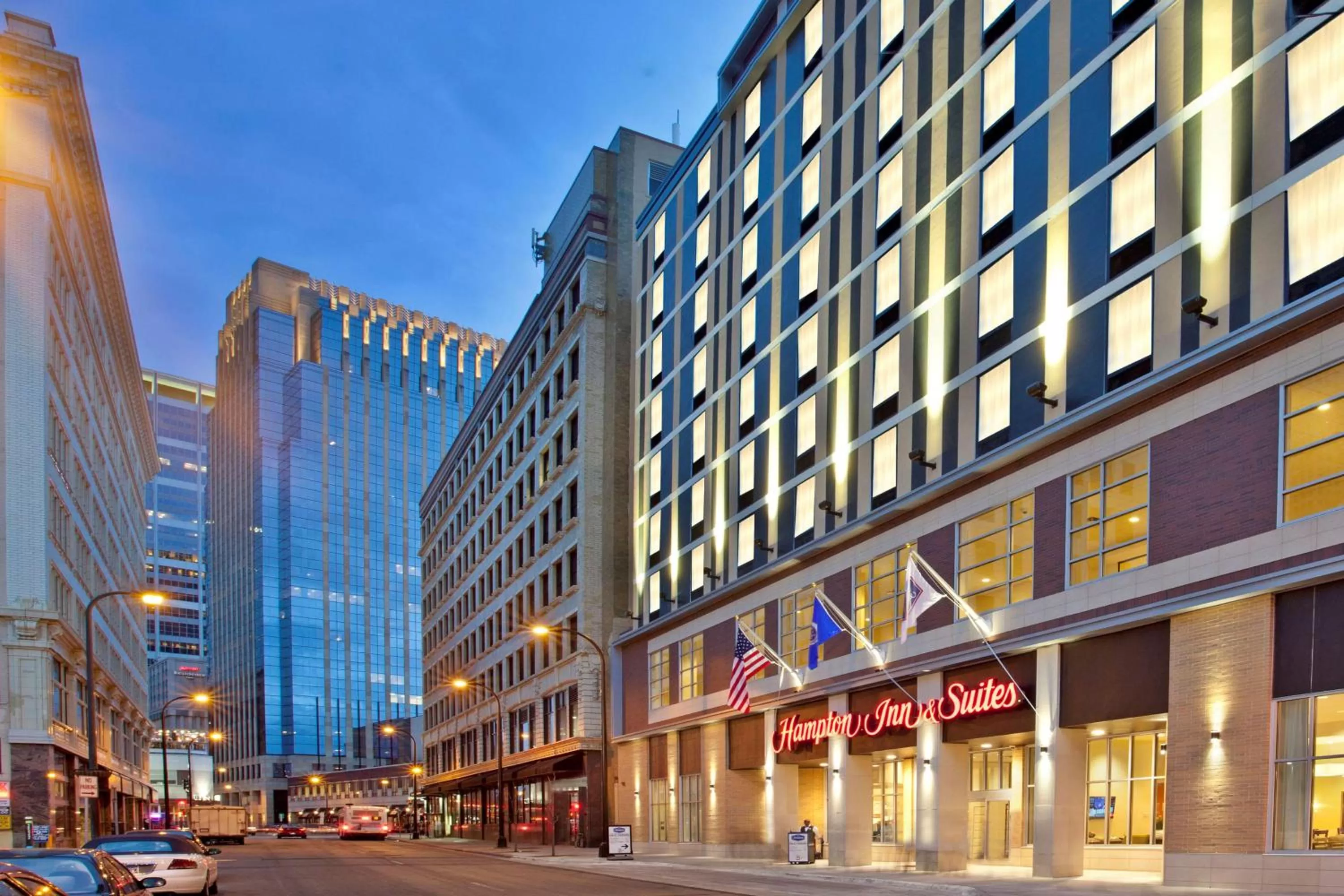 Property building in Hampton Inn & Suites - Minneapolis/Downtown