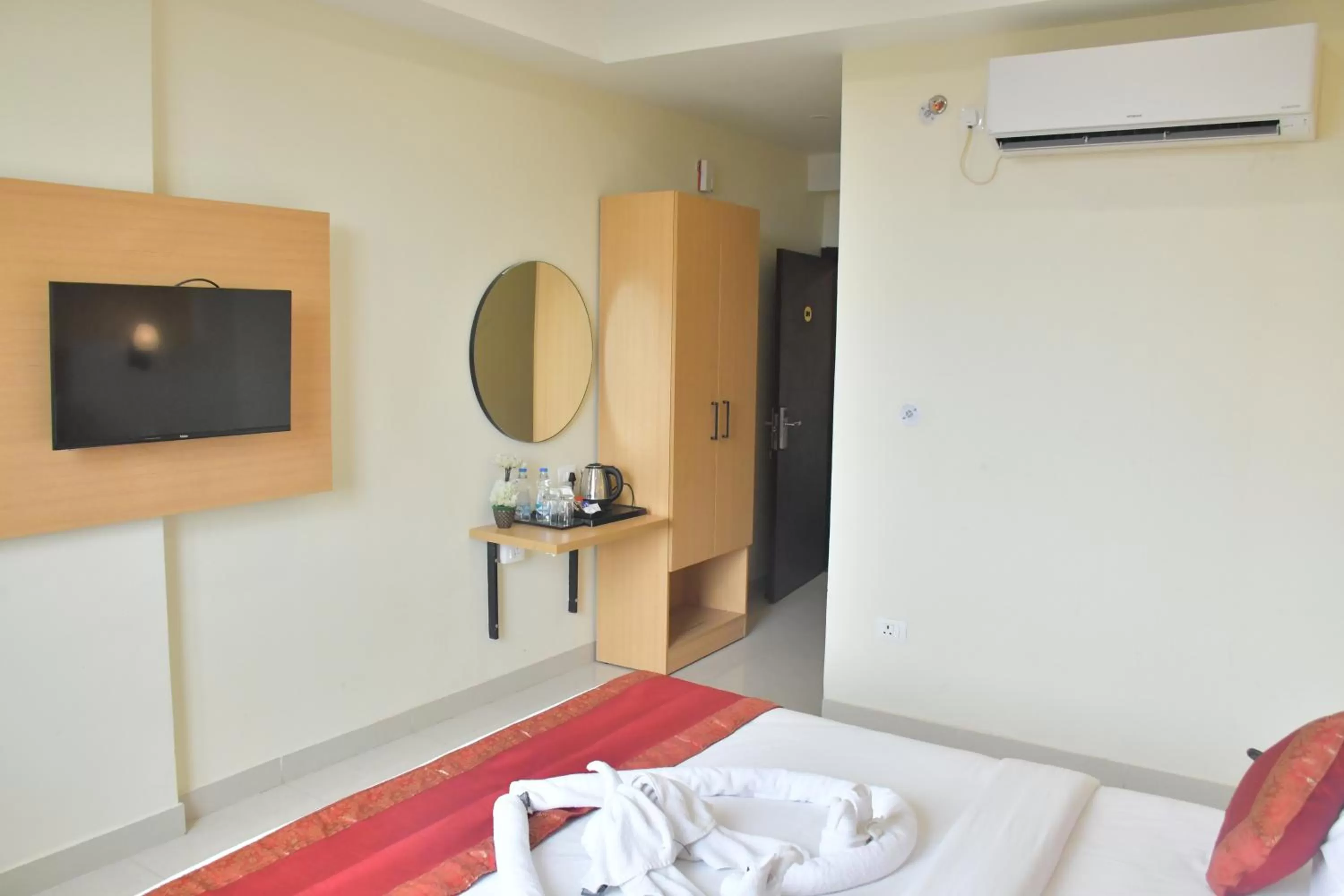 Bed in Hotel Yatharth Inn