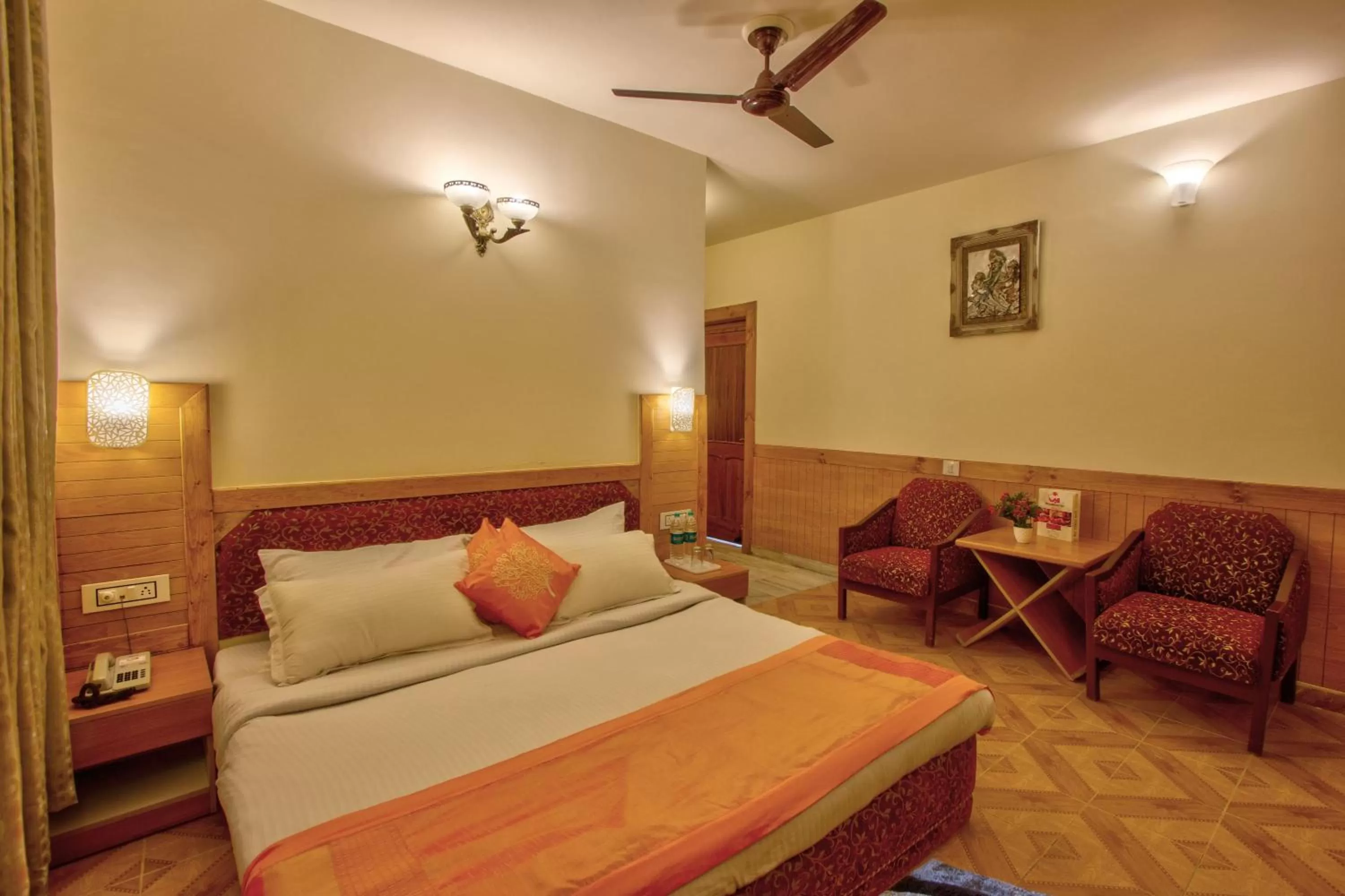 Photo of the whole room, Bed in Woodstock Inn Manali 800 Mtrs from Mall Road