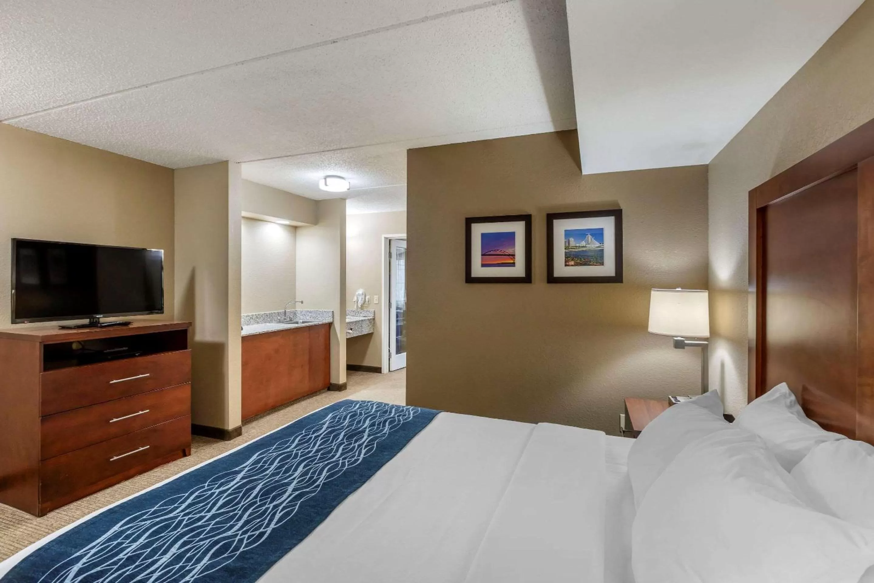 Bedroom, Bed in Comfort Inn & Suites Jackson - West Bend