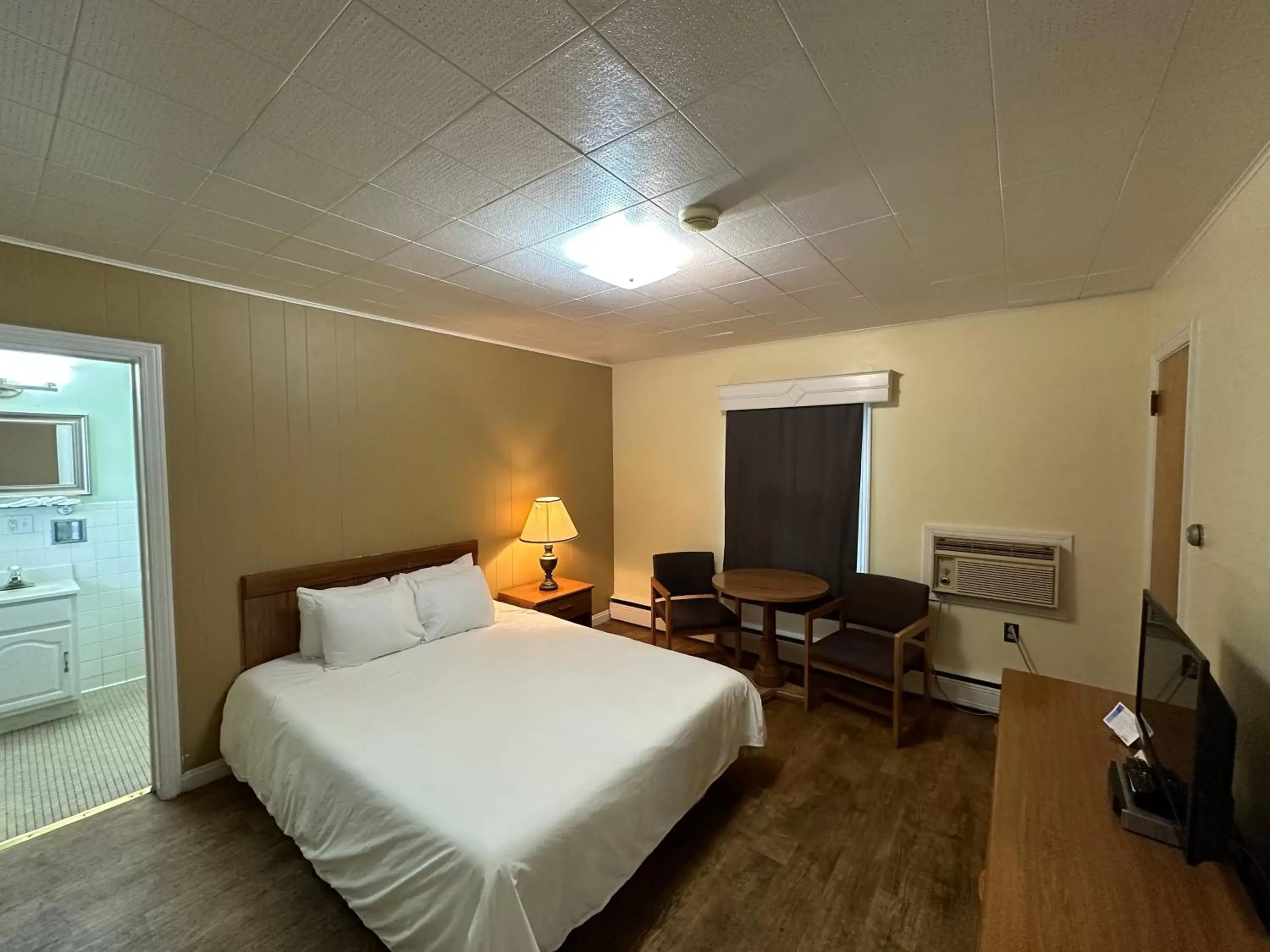 Queen Room in The Colonial Inn & Creamery Queen Room in The Colonial Inn & Creamery