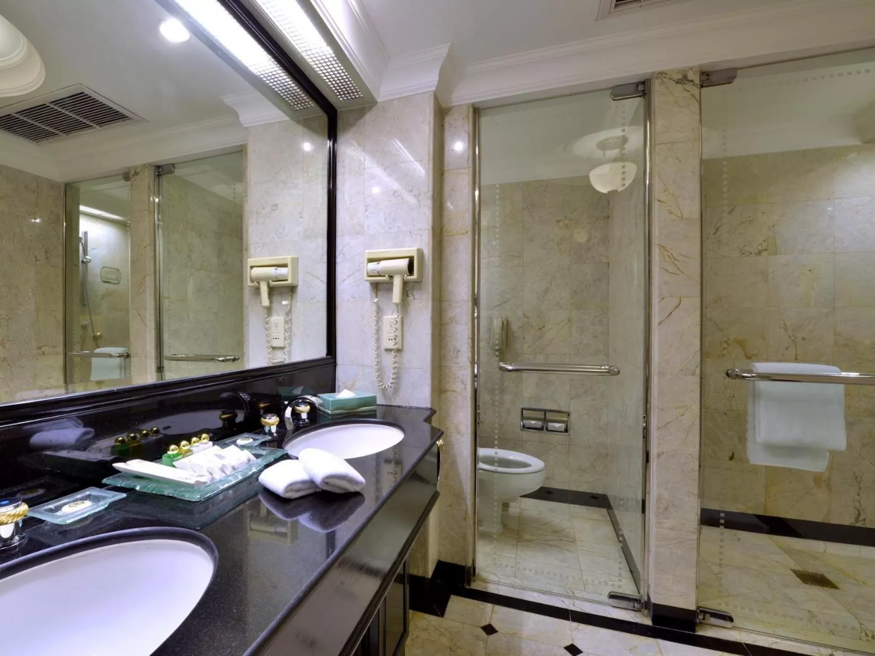 Shower in Evergreen Laurel Hotel Bangkok