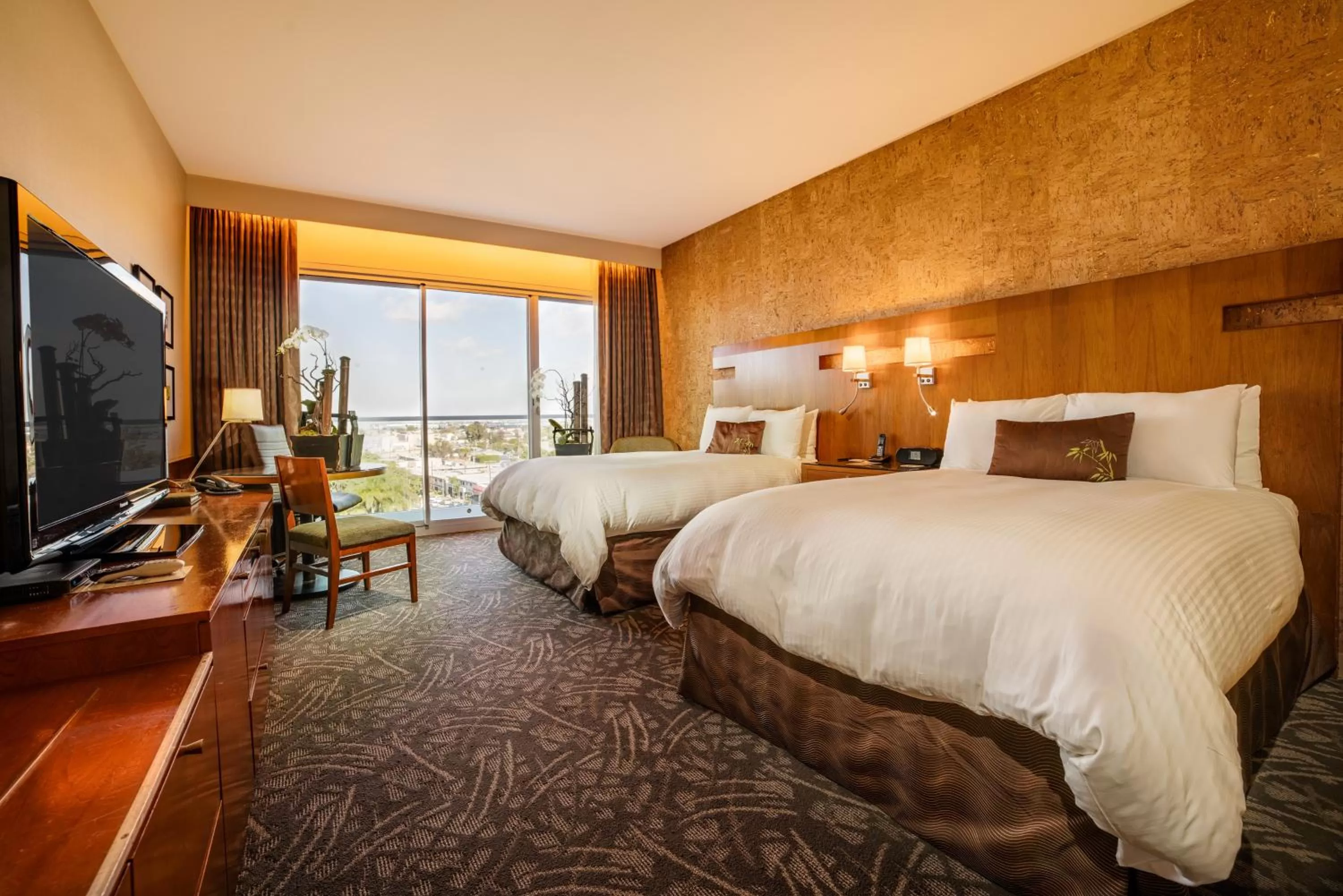 Bed in Miyako Hybrid Hotel Torrance