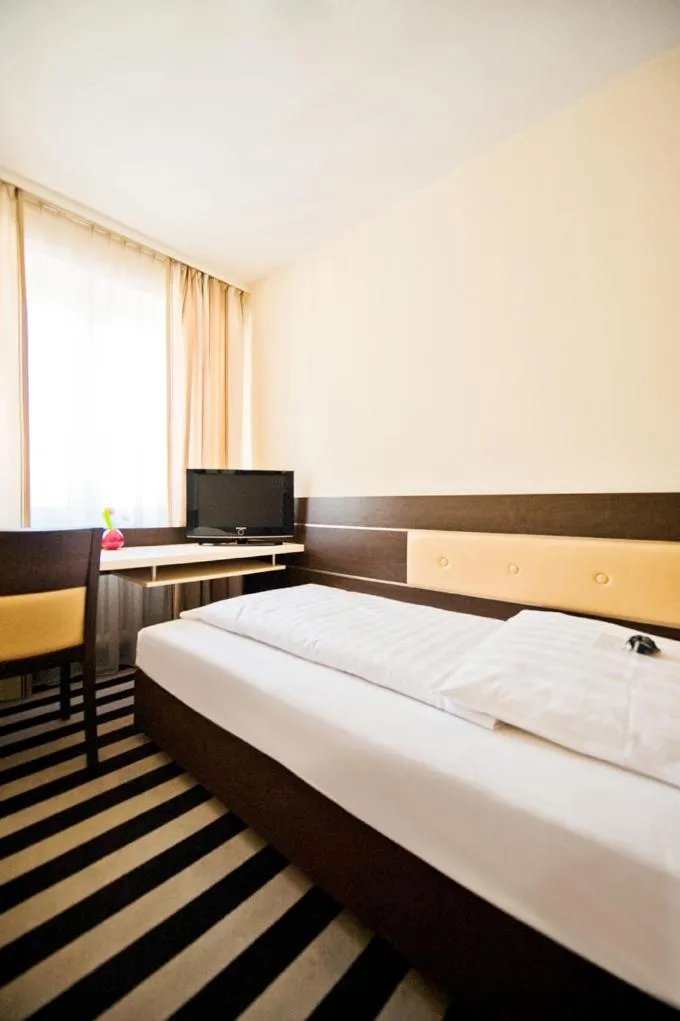 Bed in Bristol Hotel - Frankfurt City Centre - Central