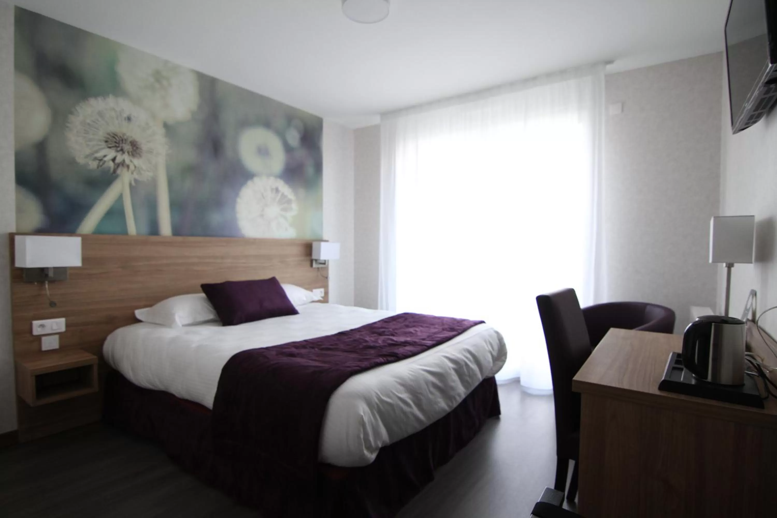 Double Room with Balcony in Logis hôtel - La Chambre D'Amiens