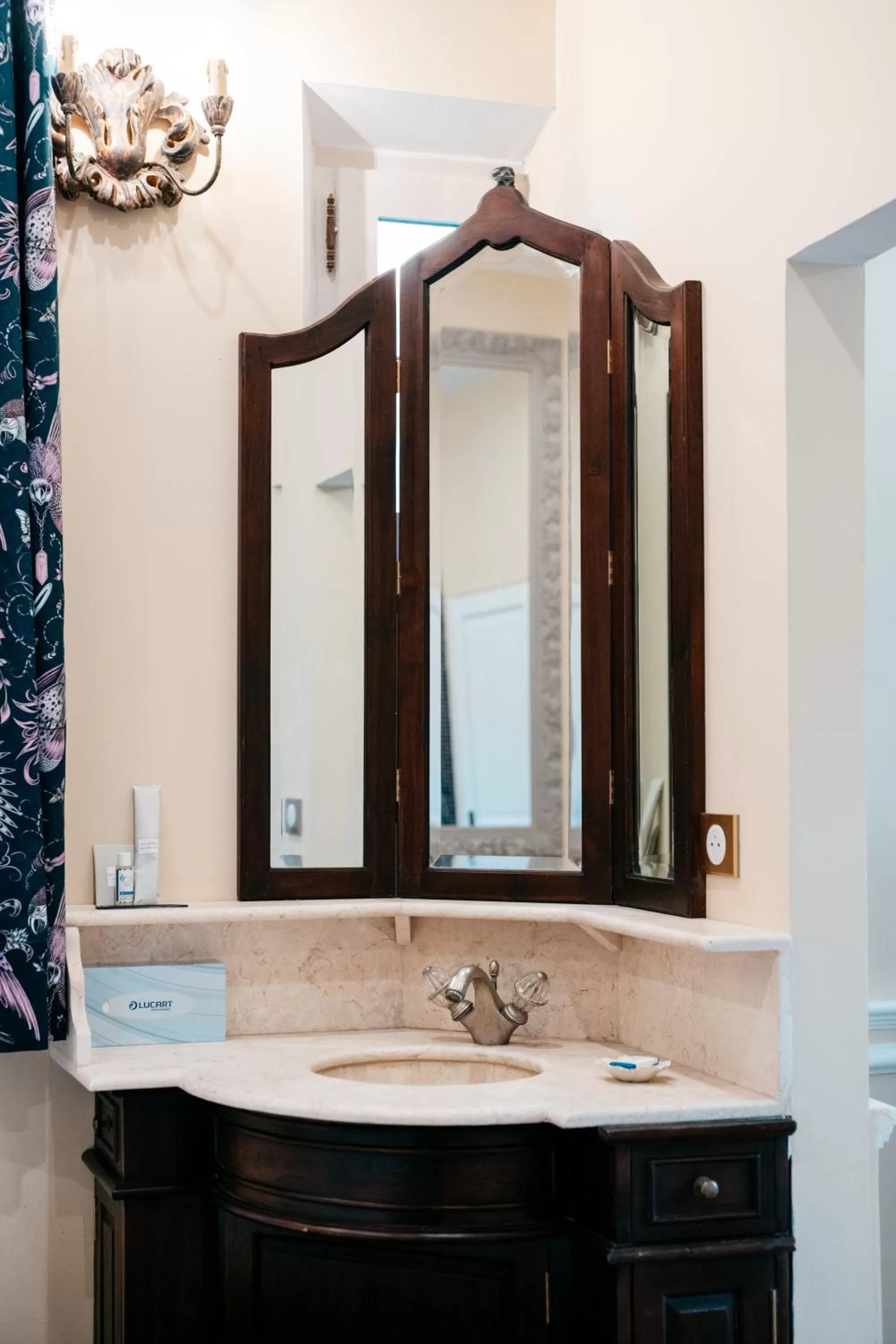 Bathroom in Le Clos Violette et Le 11 D'Aglaé - Hôtel de Charme Design de Luxe