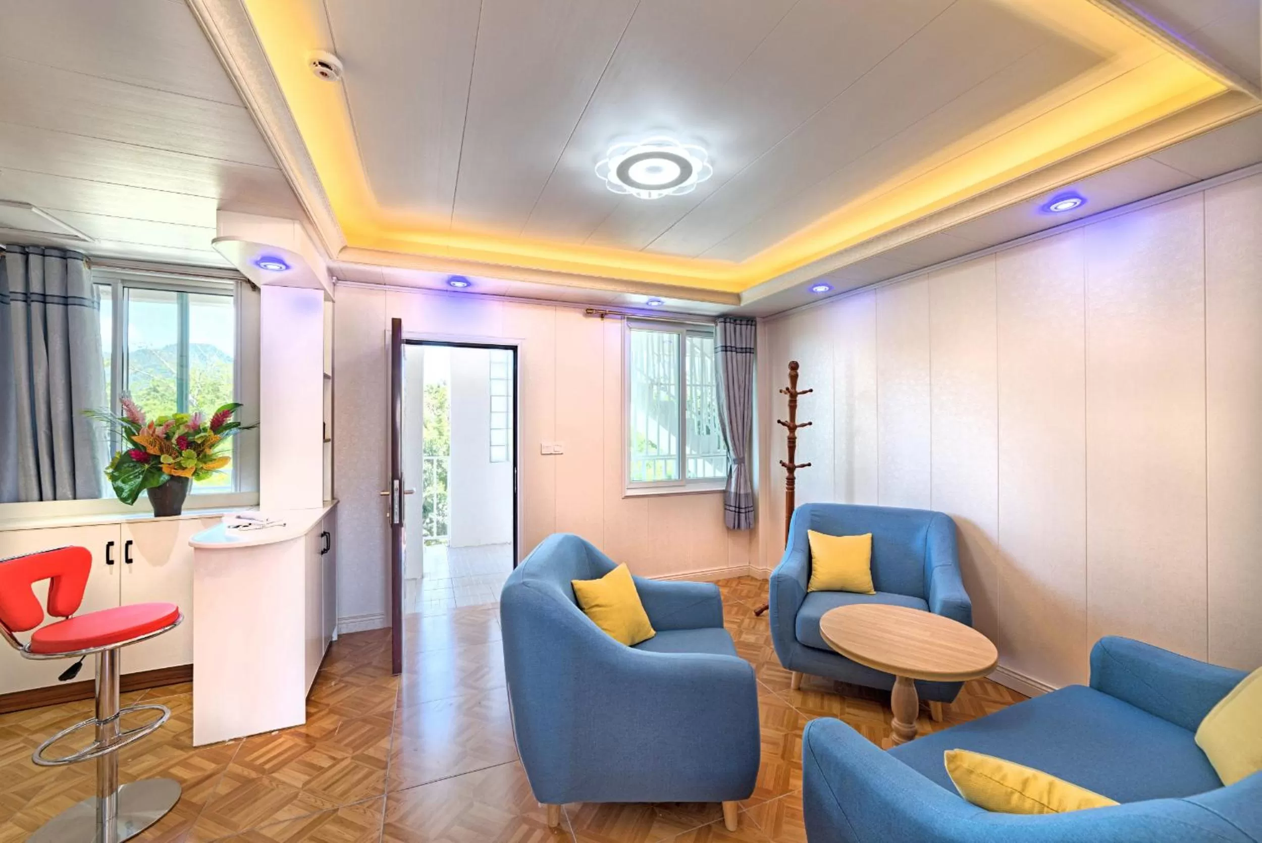 Living room, Seating Area in Riverside Hotel