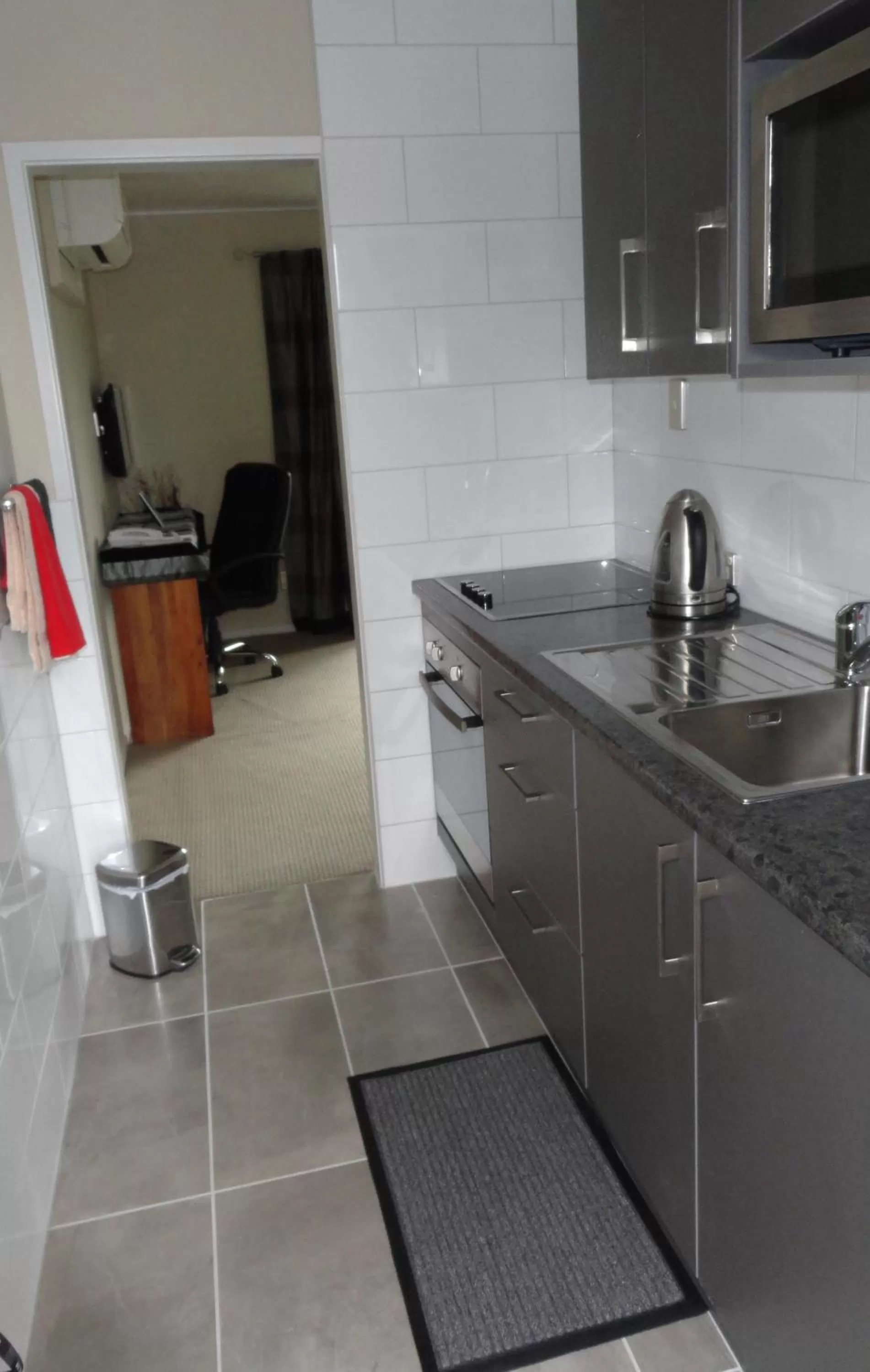 Kitchen or kitchenette, Kitchen/Kitchenette in Aarburg Airport Motel