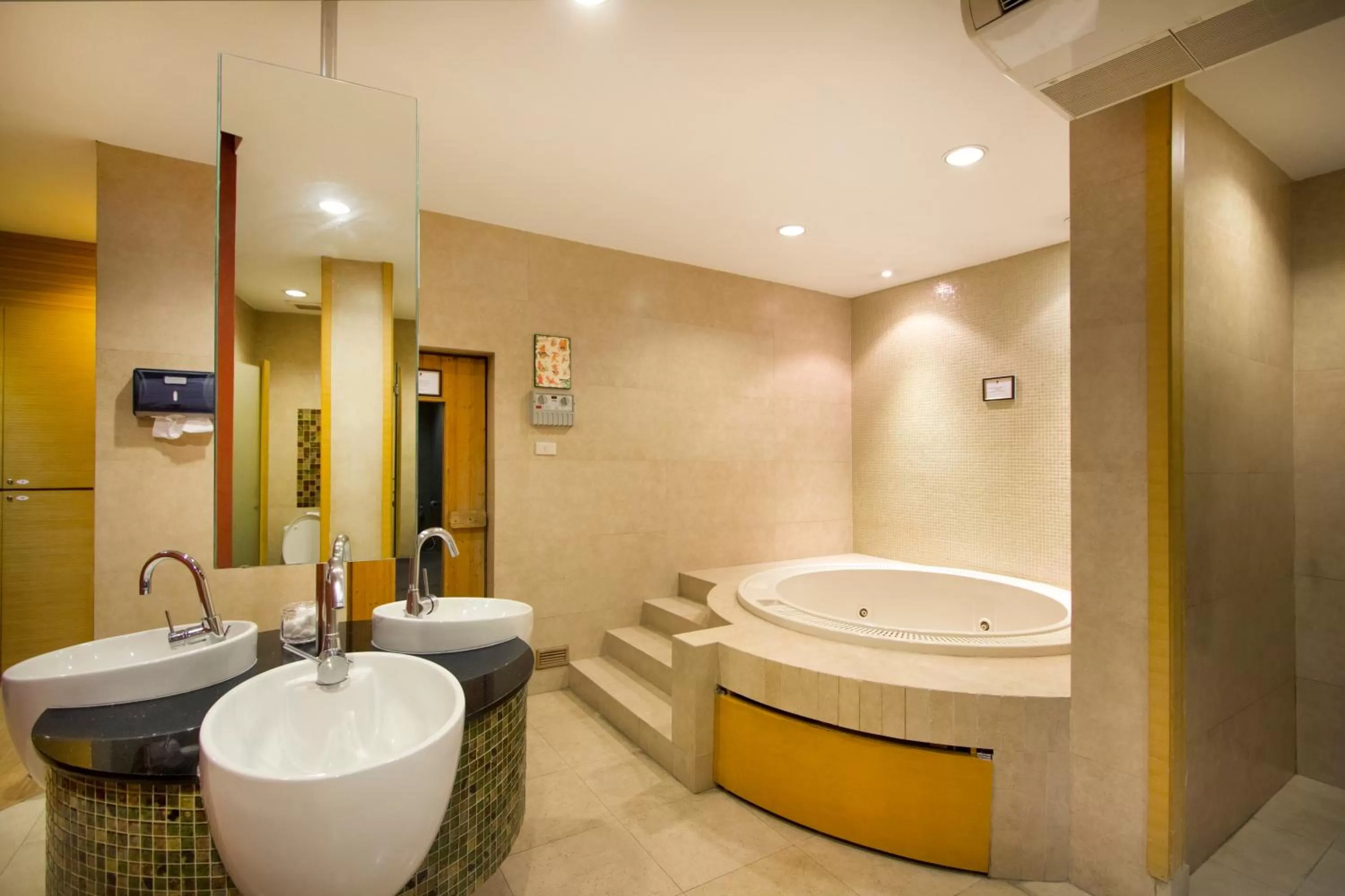 Toilet in Urbana Sathorn Hotel, Bangkok