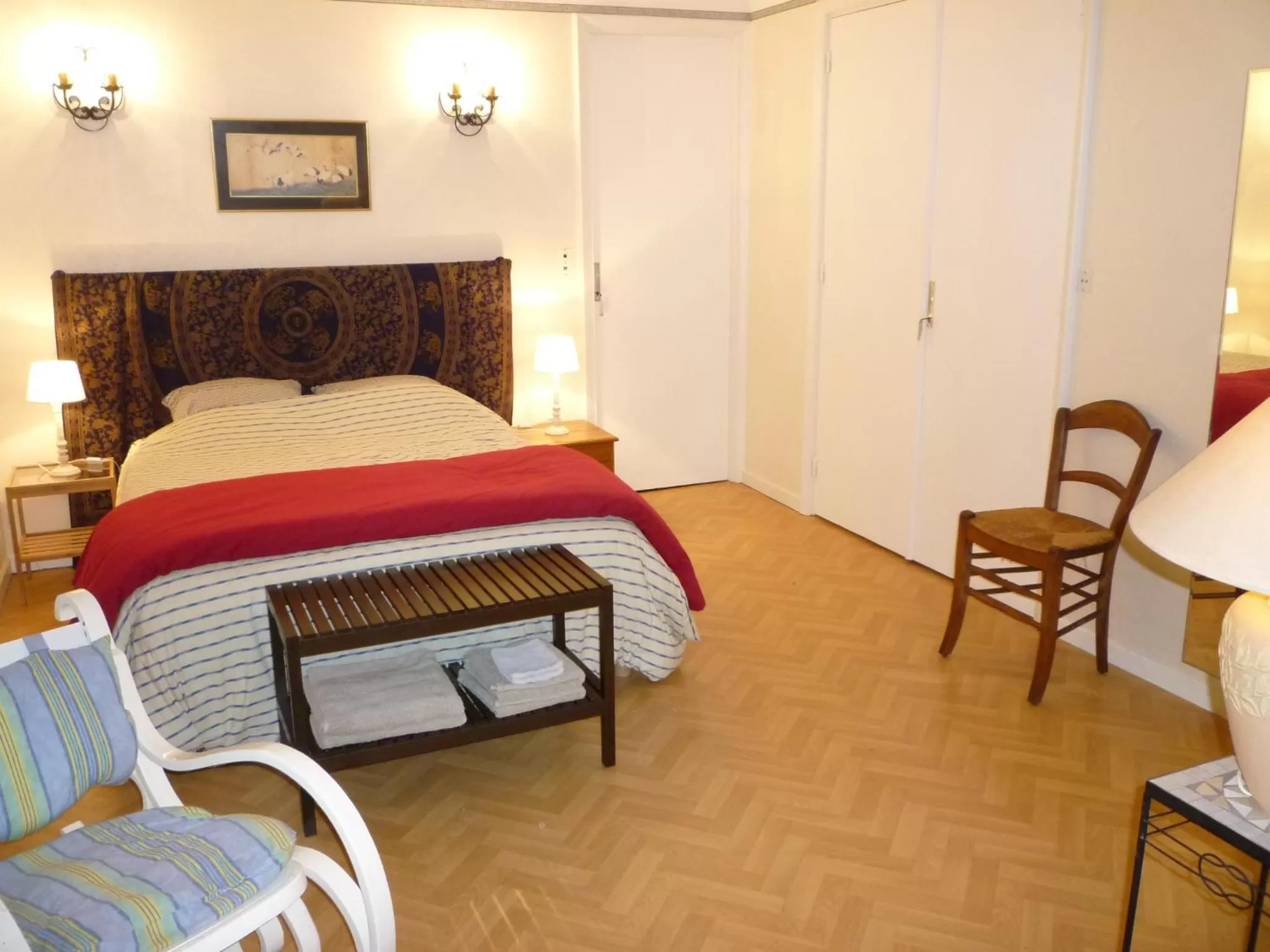 Photo of the whole room, Bed in au vieux cèdre