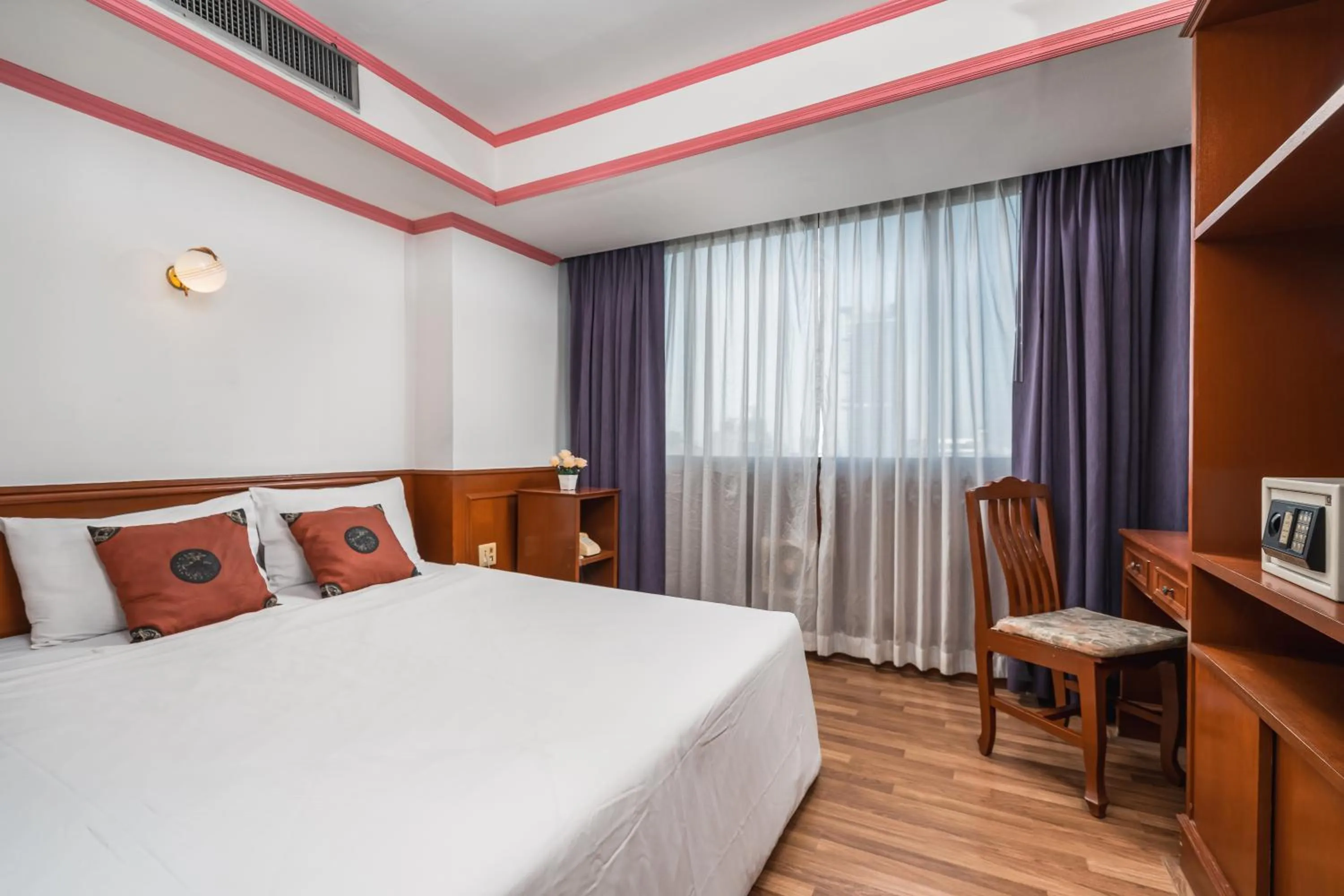 Photo of the whole room, Bed in Elizabeth Hotel