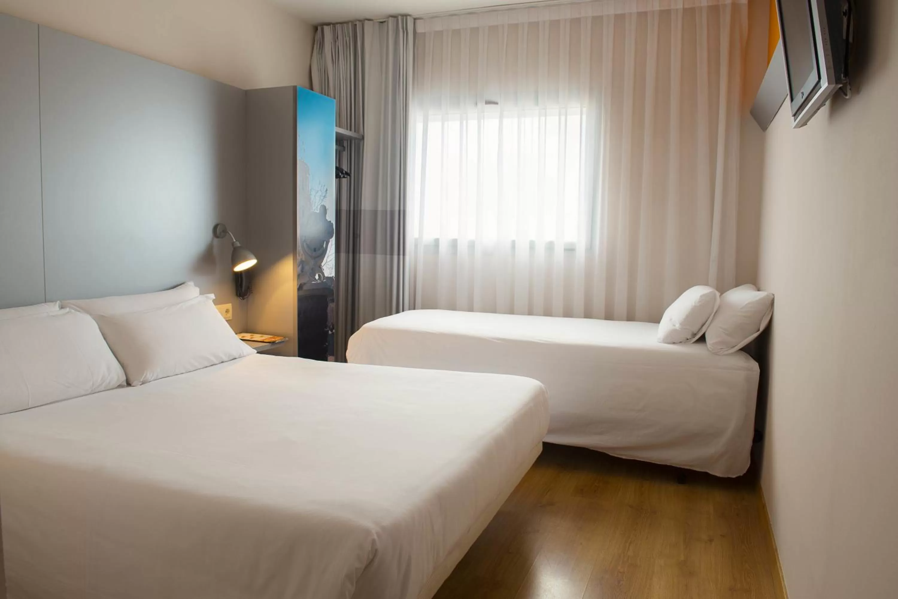 Double Room with Extra Bed (2 Adults + 1 Child) in B&B HOTEL Figueres