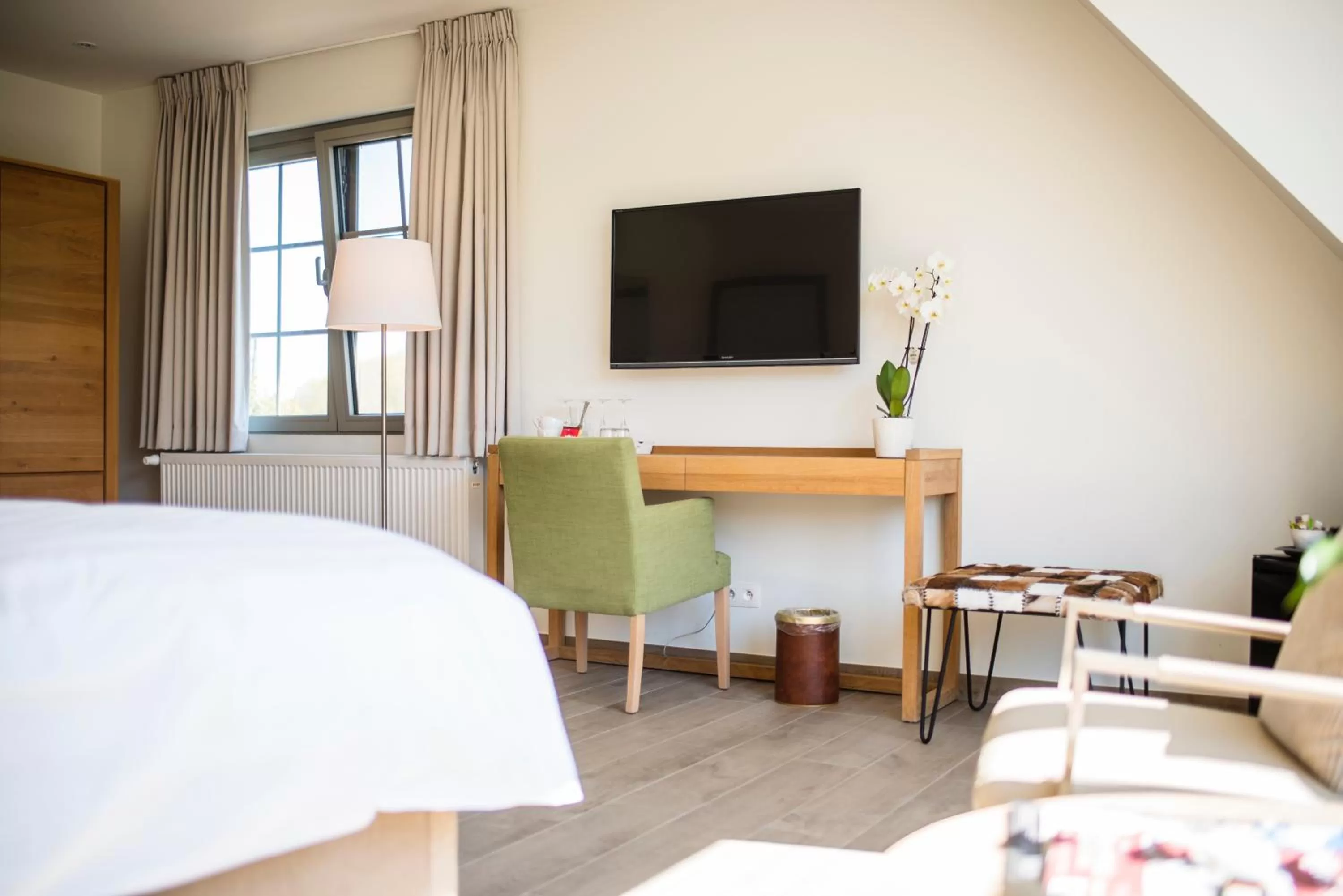 Bed, TV/Entertainment Center in Aquarand