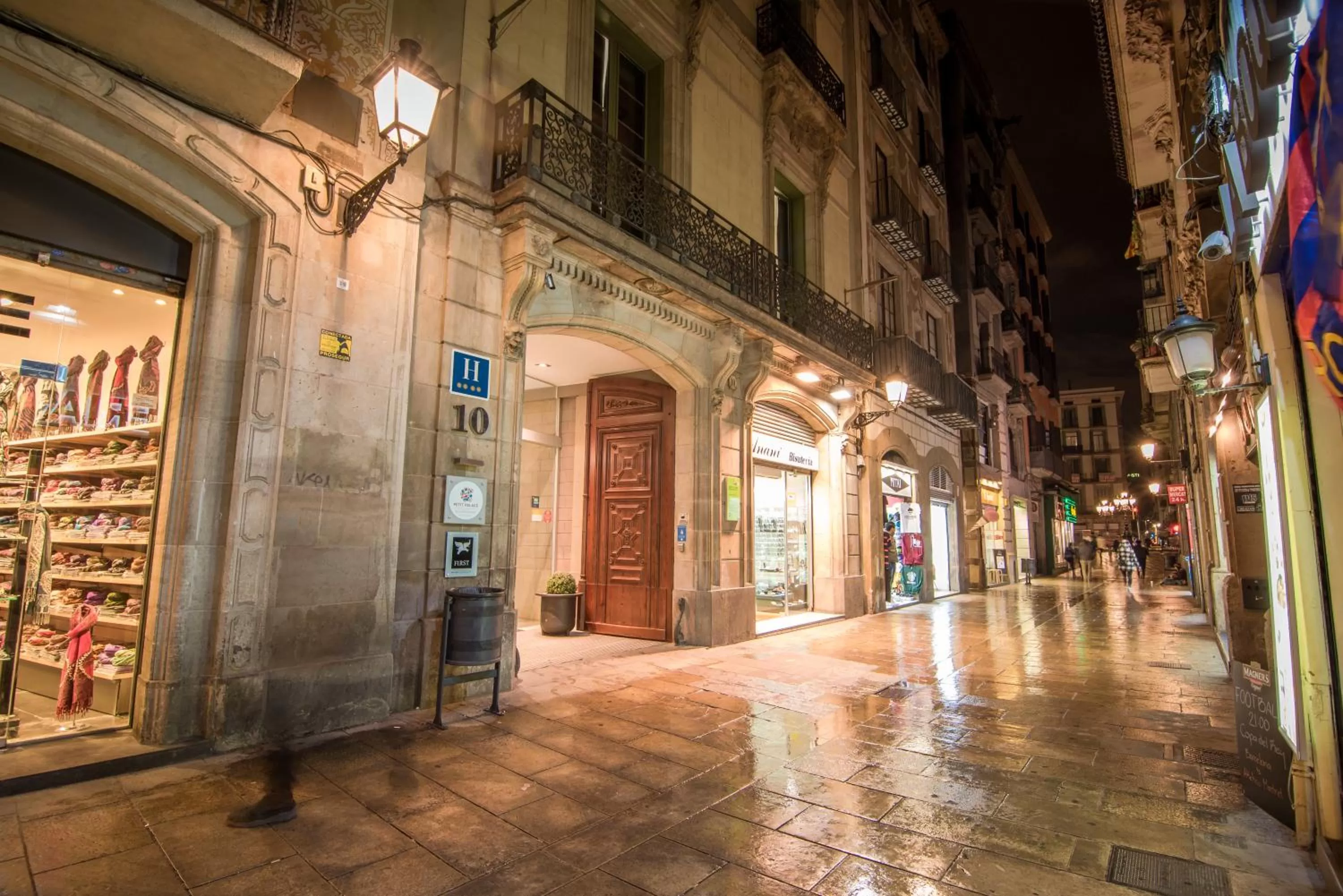 Nearby landmark in Petit Palace Boqueria Garden