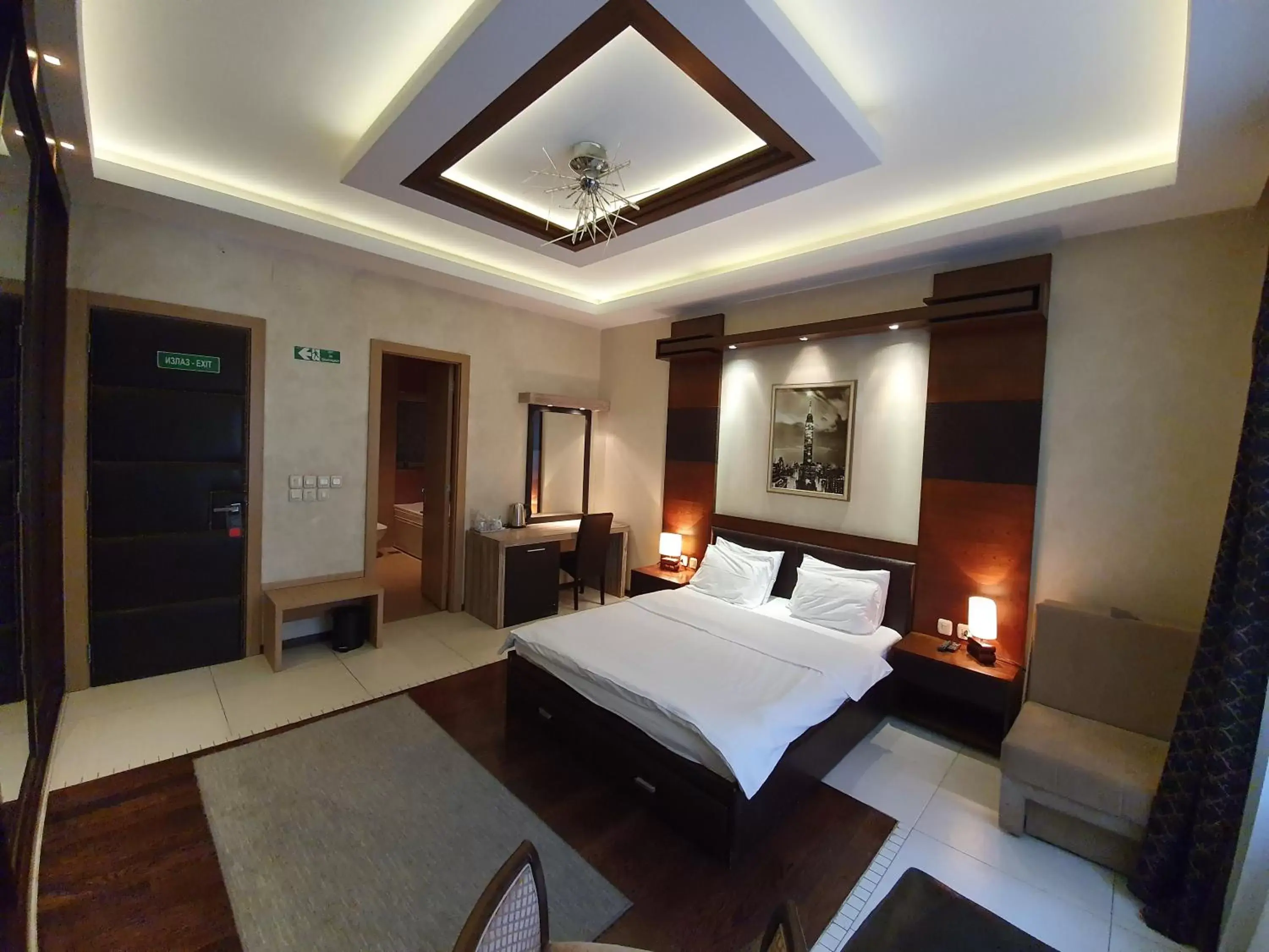 Deluxe Double Room with Bath in Privilege Suites by Central Park Deluxe Double Room with Bath in Privilege Suites by Central Park