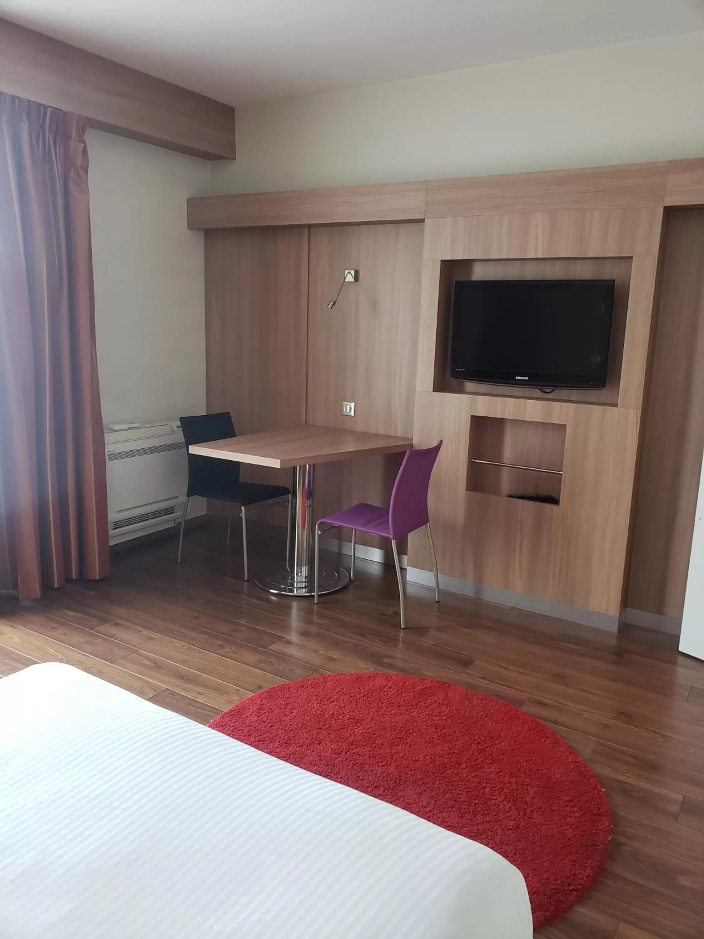 Kitchen or kitchenette, Bed in Kyriad Hotel Tours Centre