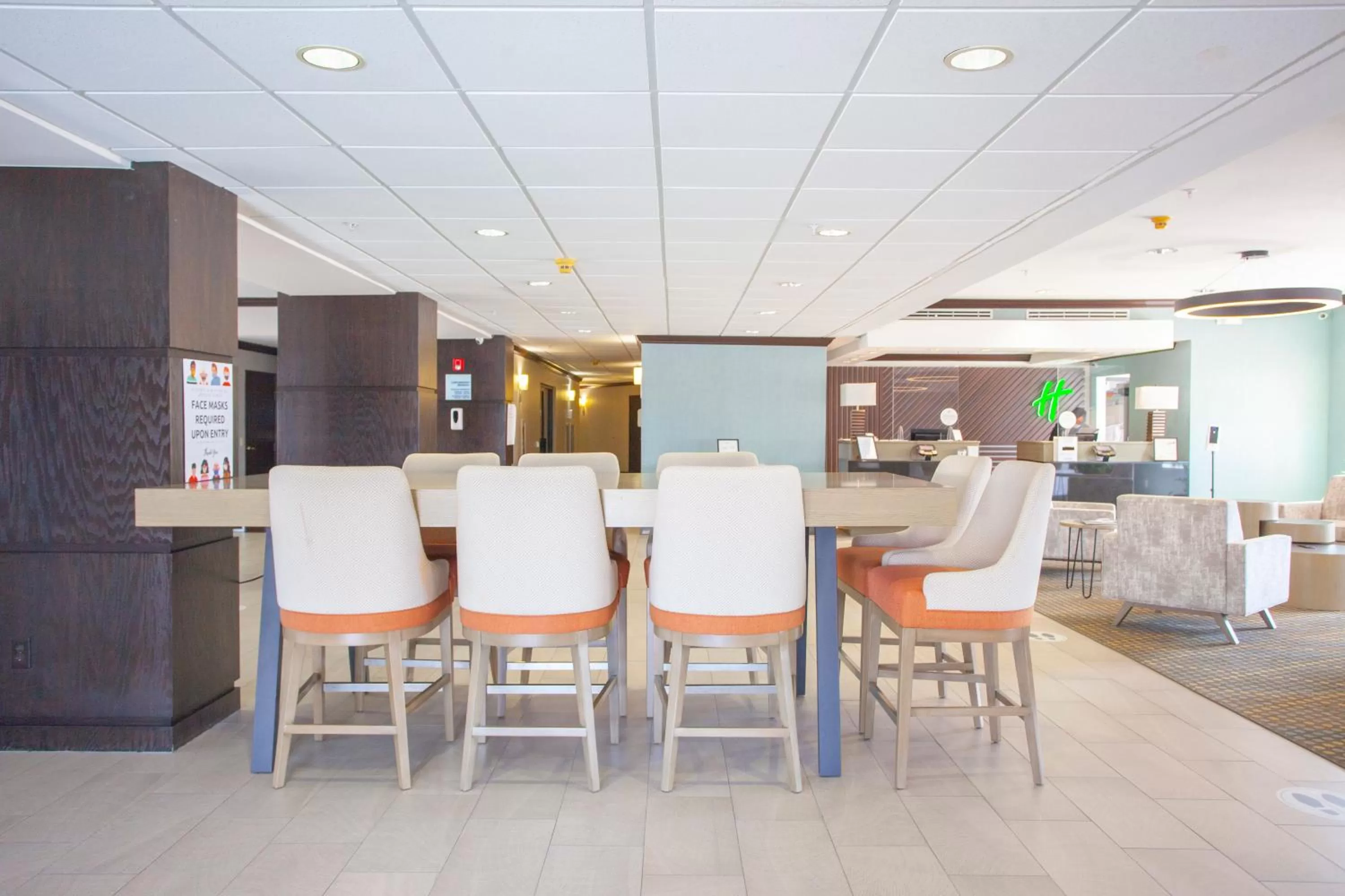 Lobby or reception in Holiday Inn & Suites Spring - The Woodlands