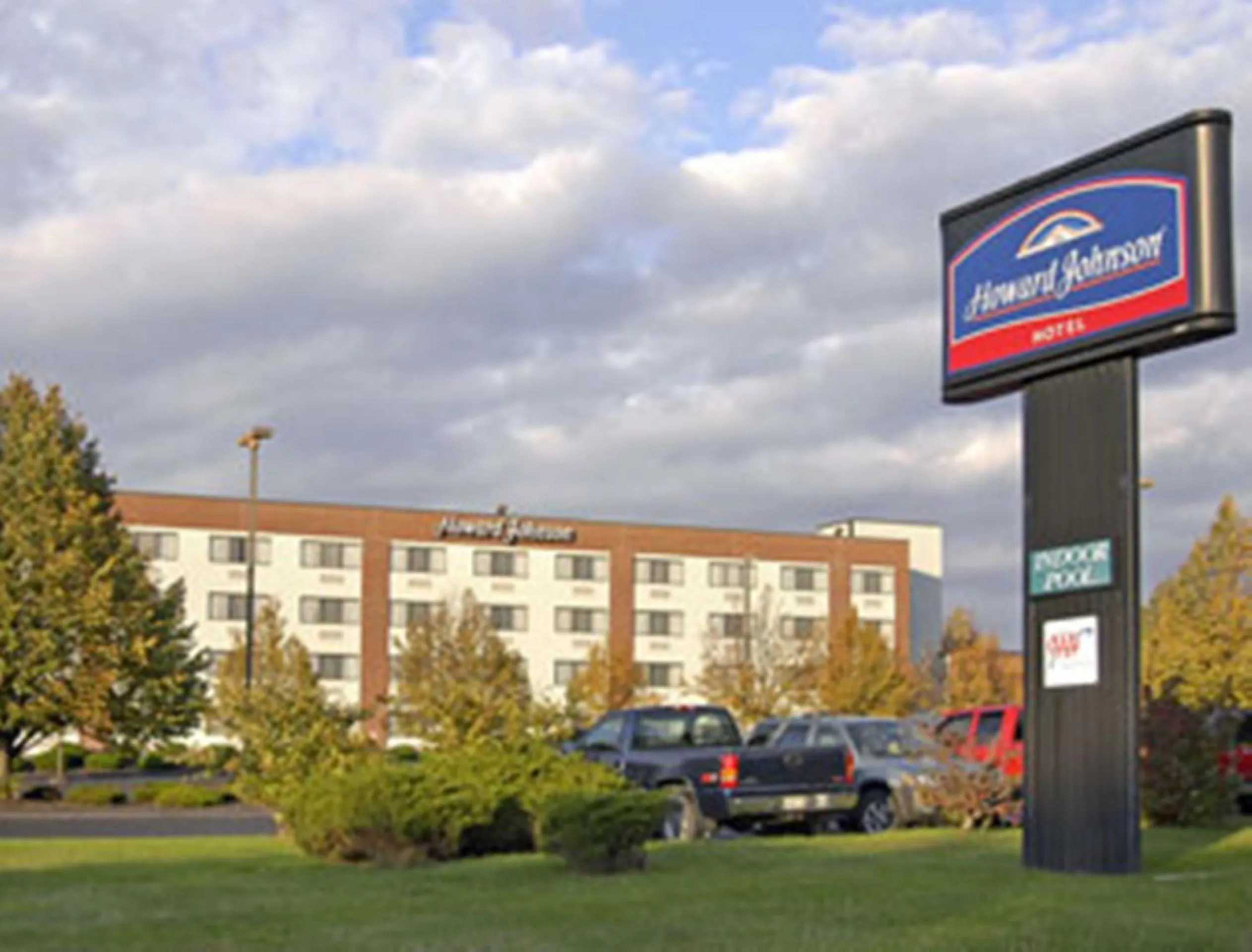 Facade/entrance in Howard Johnson by Wyndham South Portland