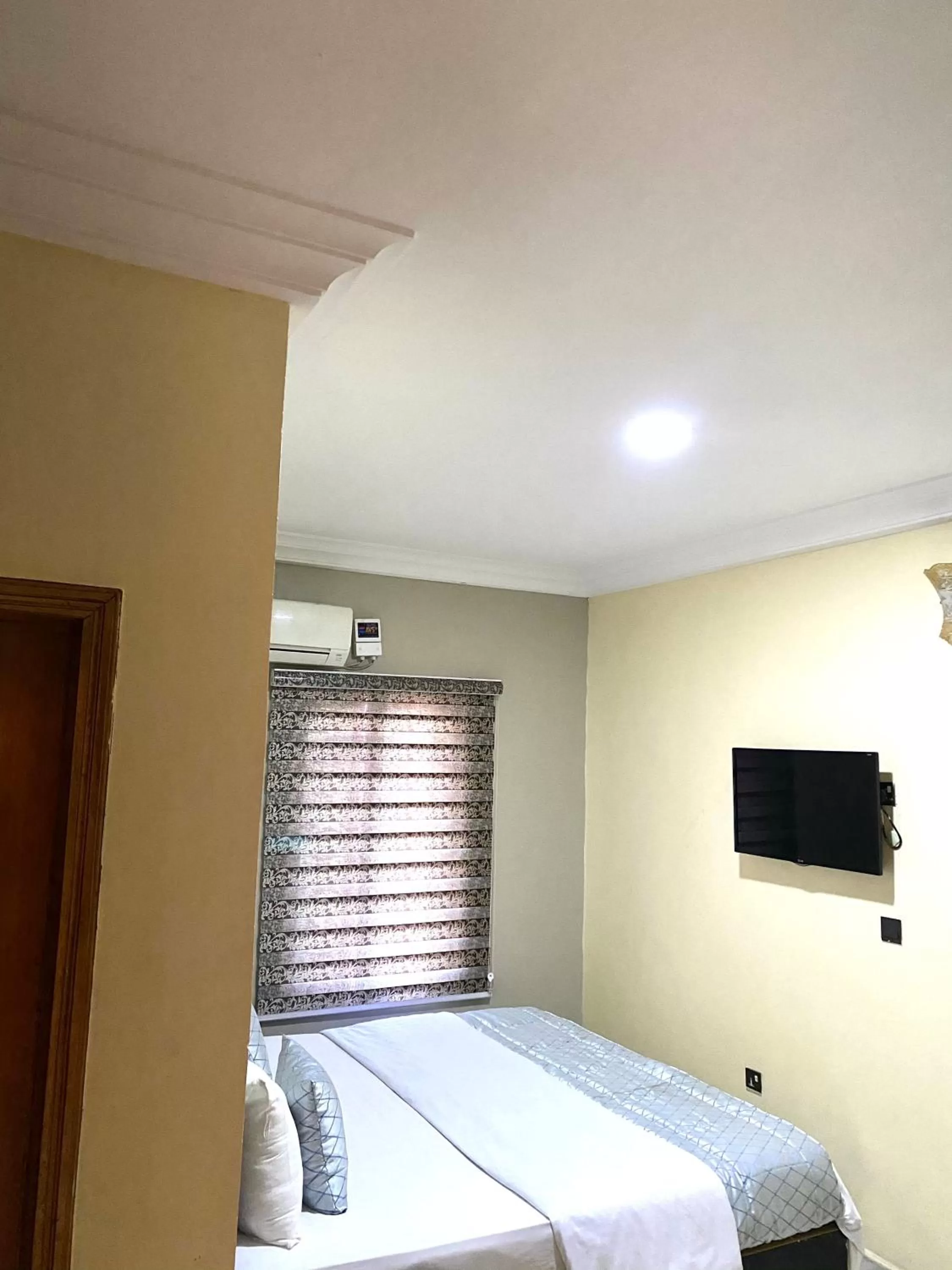 Bed in Nue-Crest Hotels & Suites