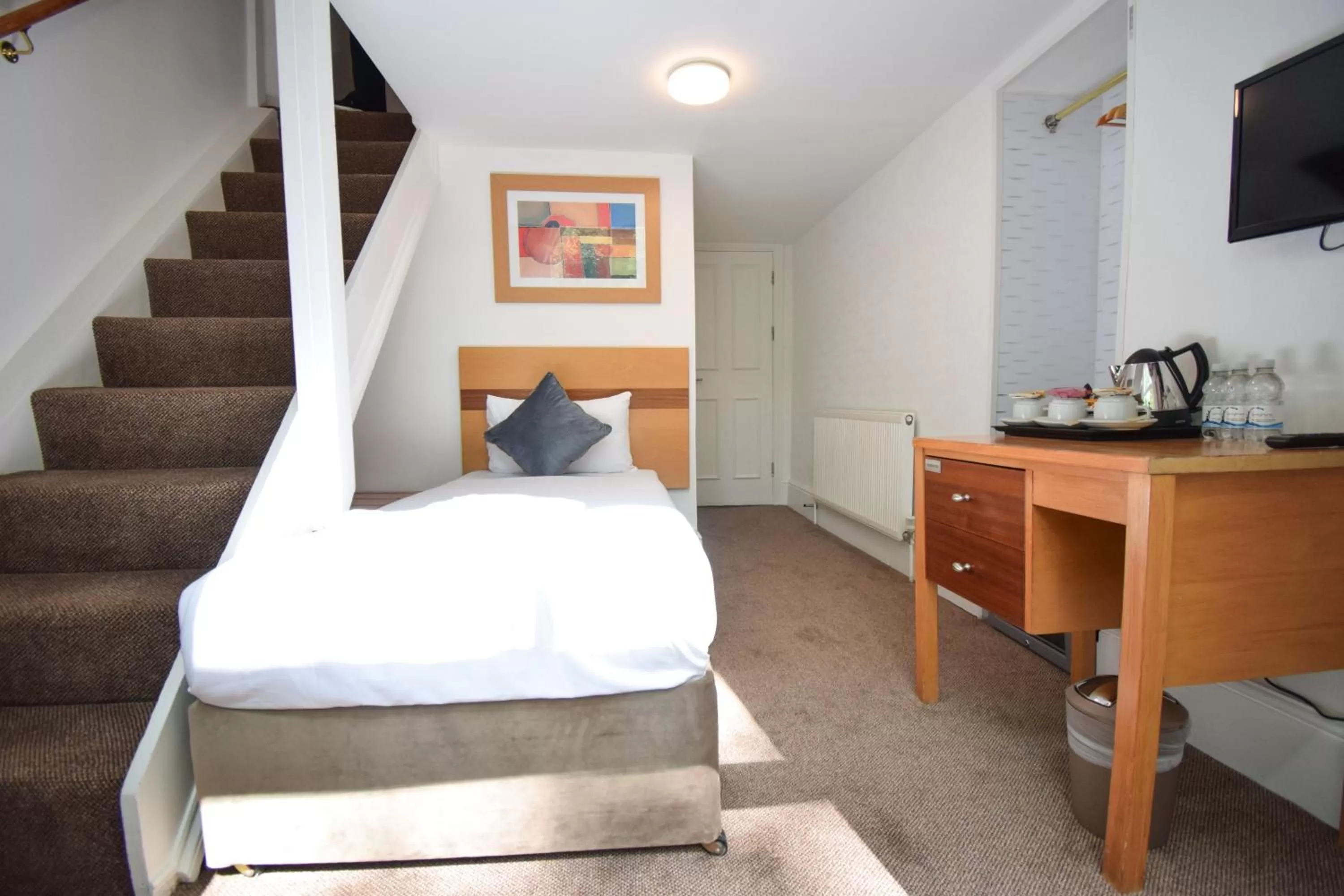 Bed in Pembridge Palace Hotel