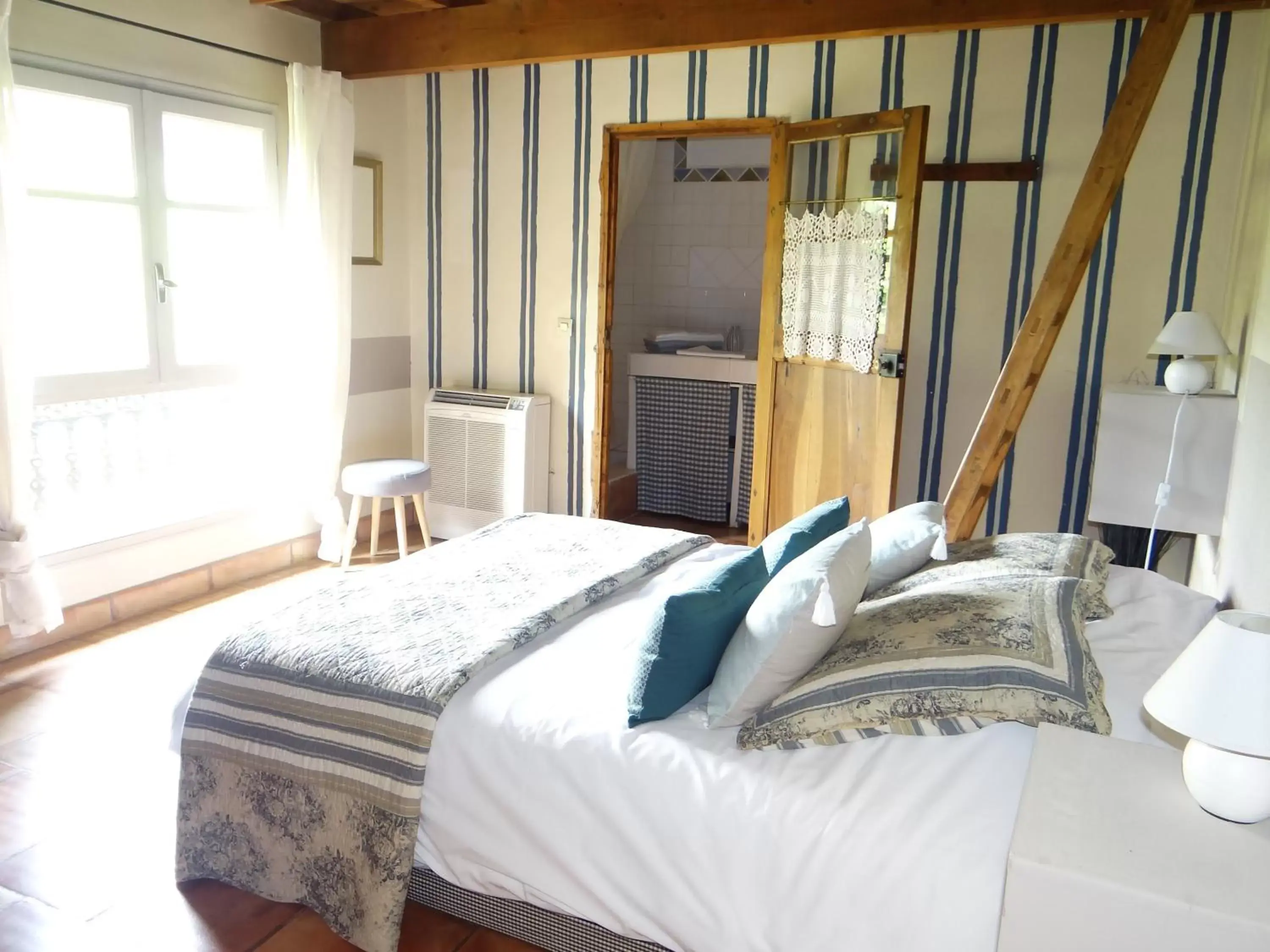 Deluxe Room (2 Adults + 1 Child) in Aux berges du pont du gard Deluxe Room (2 Adults + 1 Child) in Aux berges du pont du gard