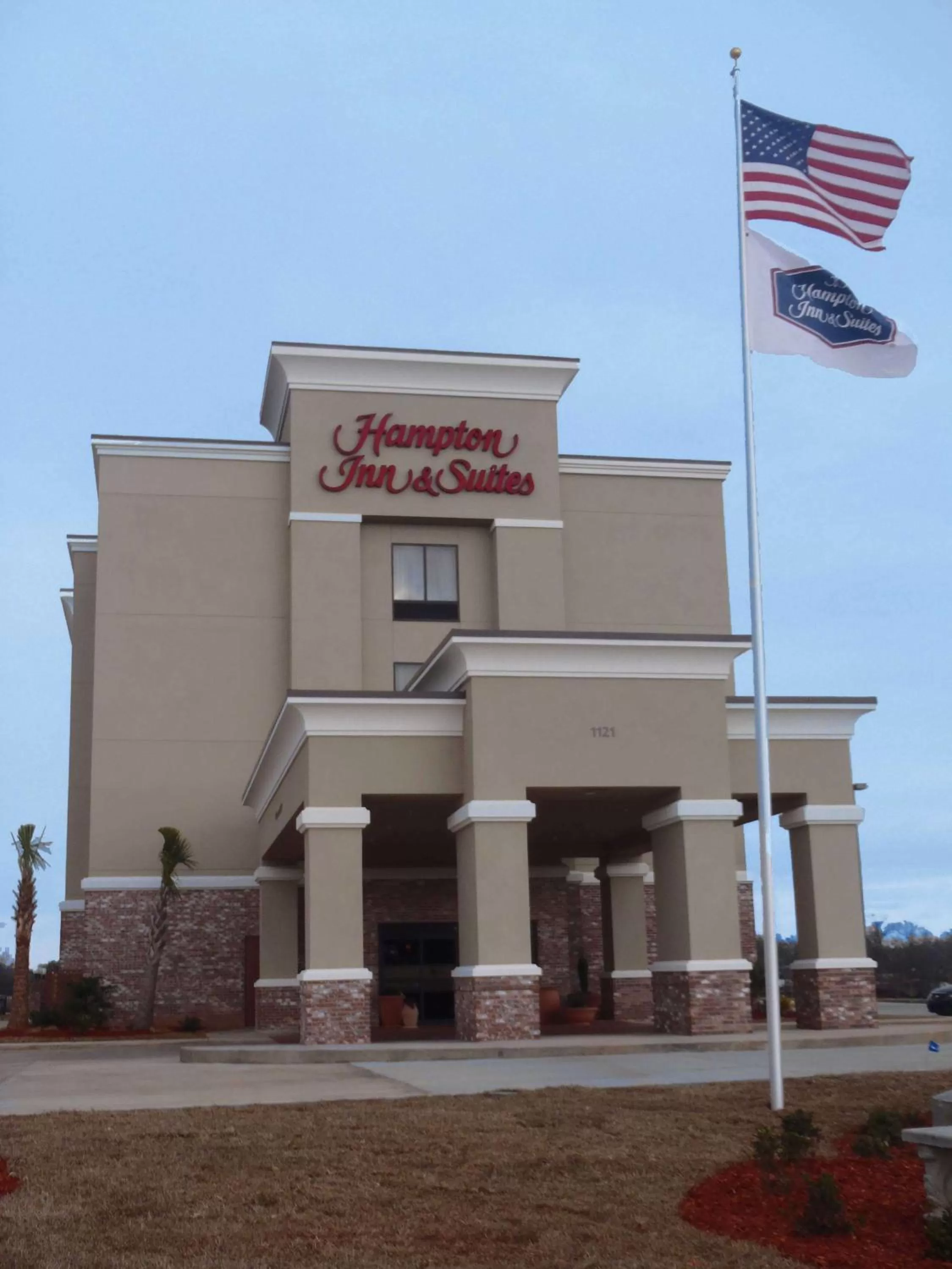 Property building in Hampton Inn & Suites Wiggins