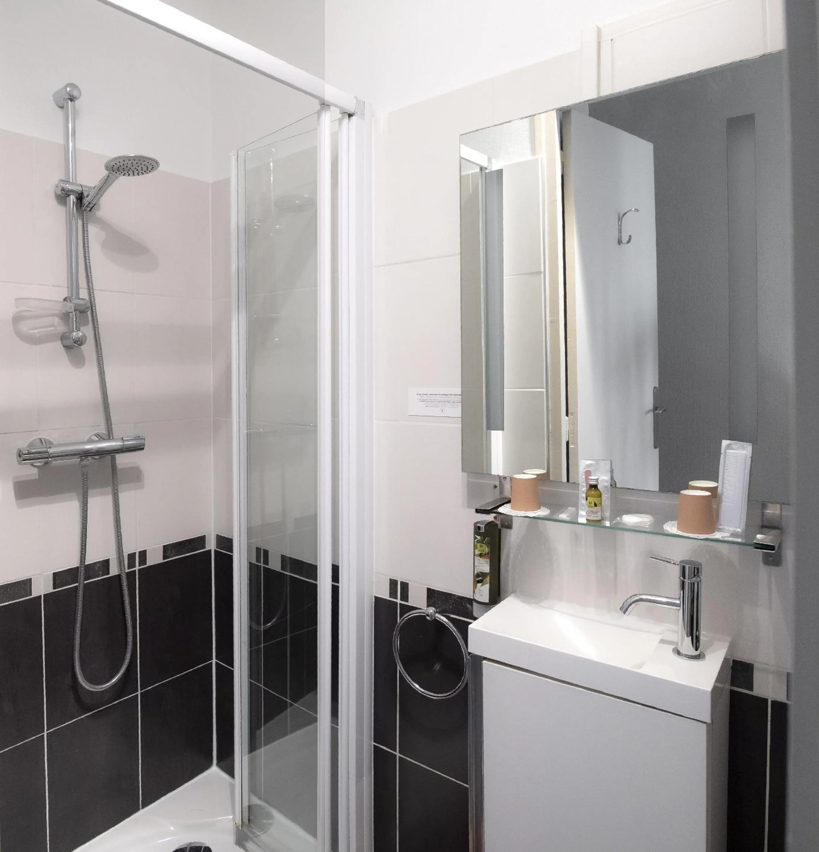 Bathroom in Hotel de Charme La Bonne Adresse - Logis hotels