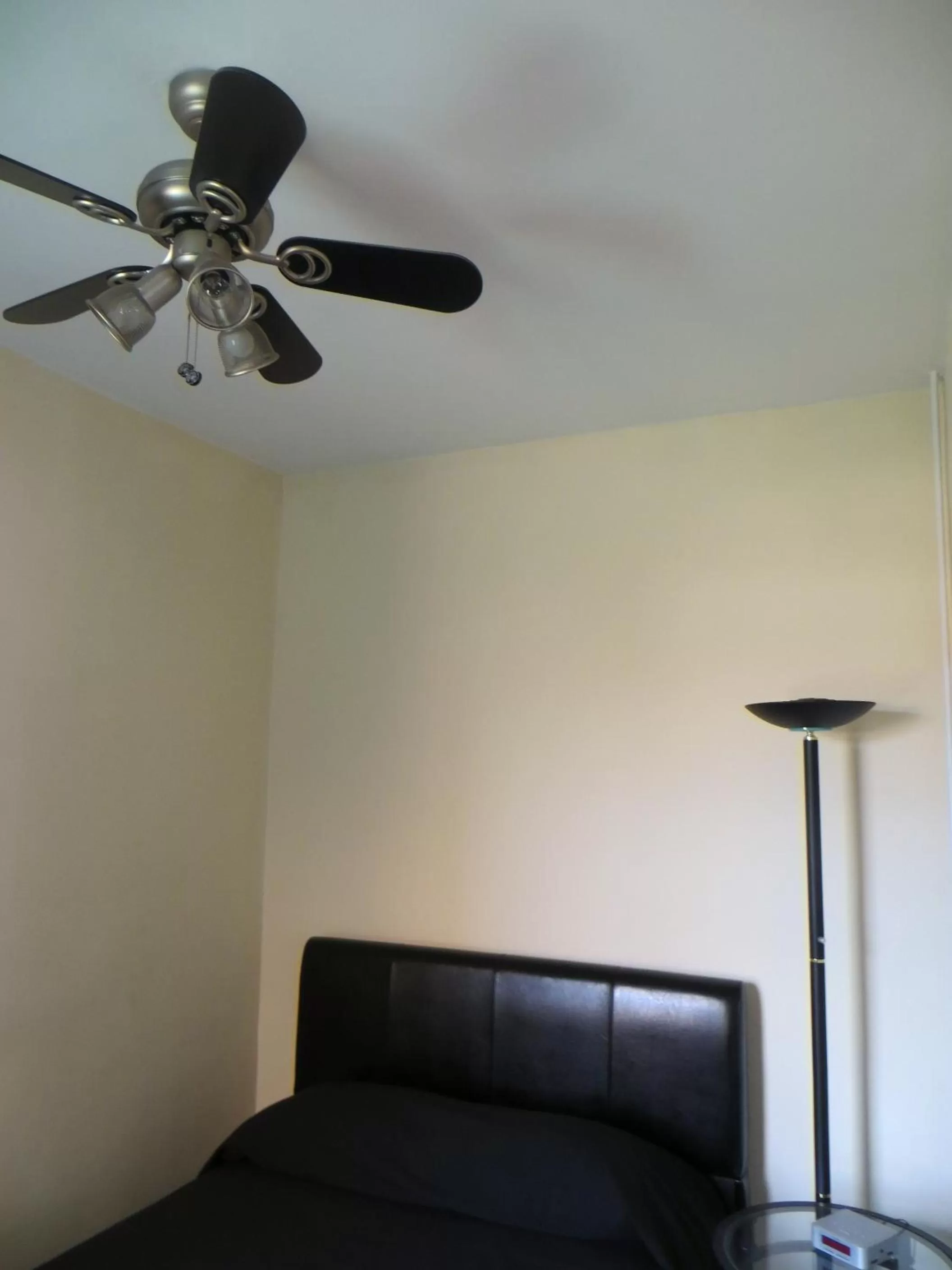 Bed in The Polo Inn Bridgeport U.S.A.