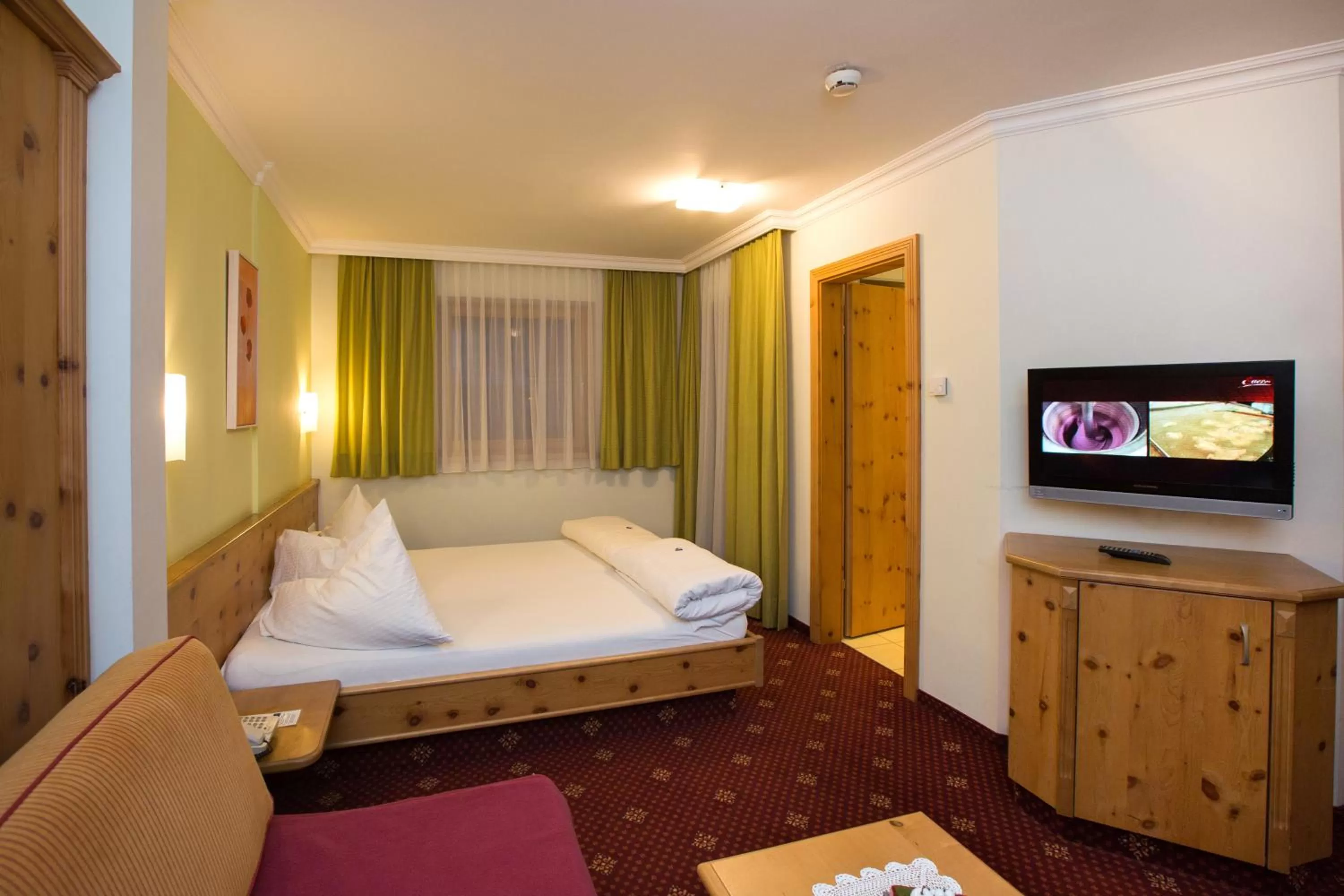 Photo of the whole room, Bed in Hotel Enzian