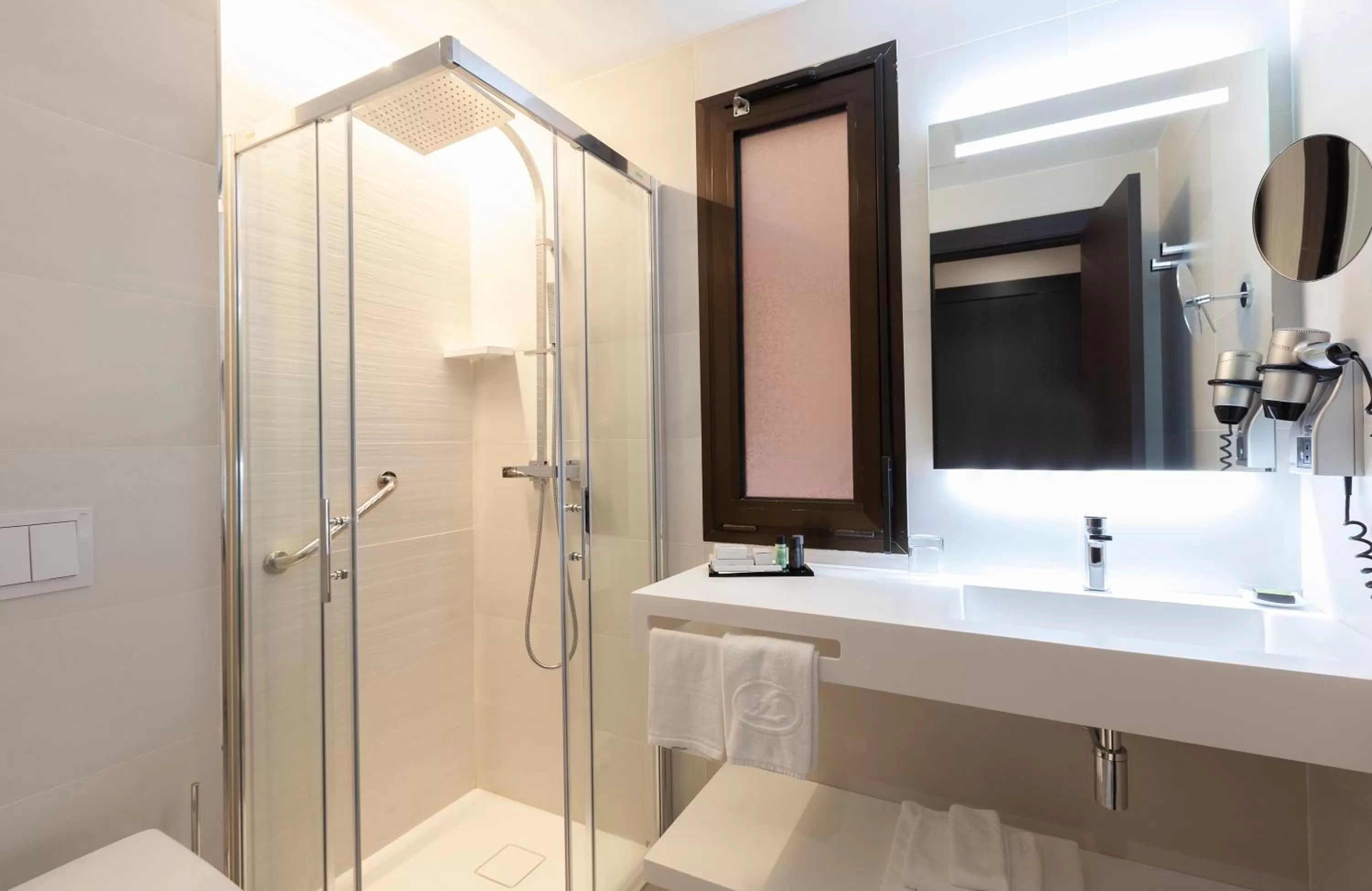 Shower in Hotel Liabeny