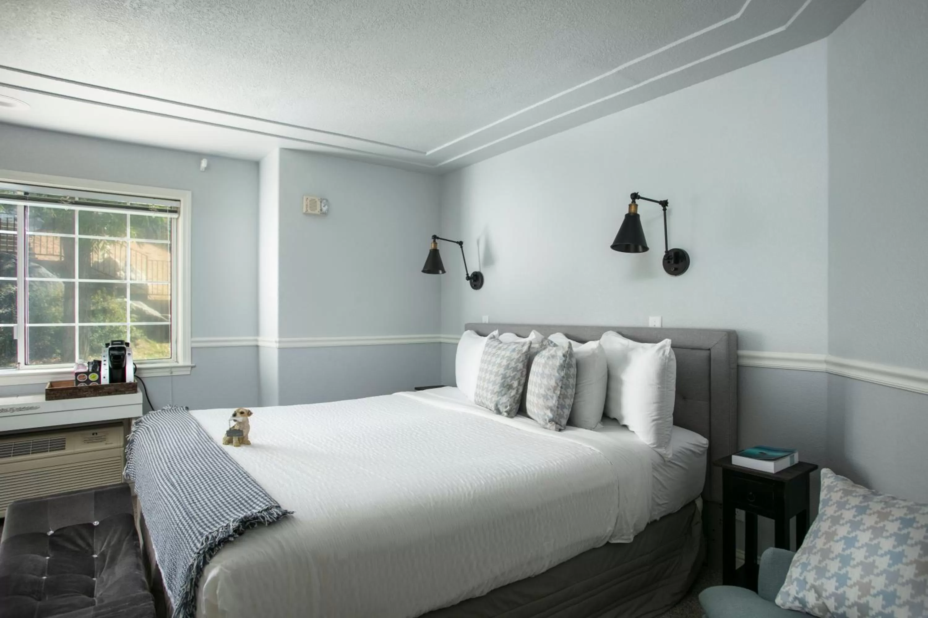 Bed in Hounds Tooth Inn